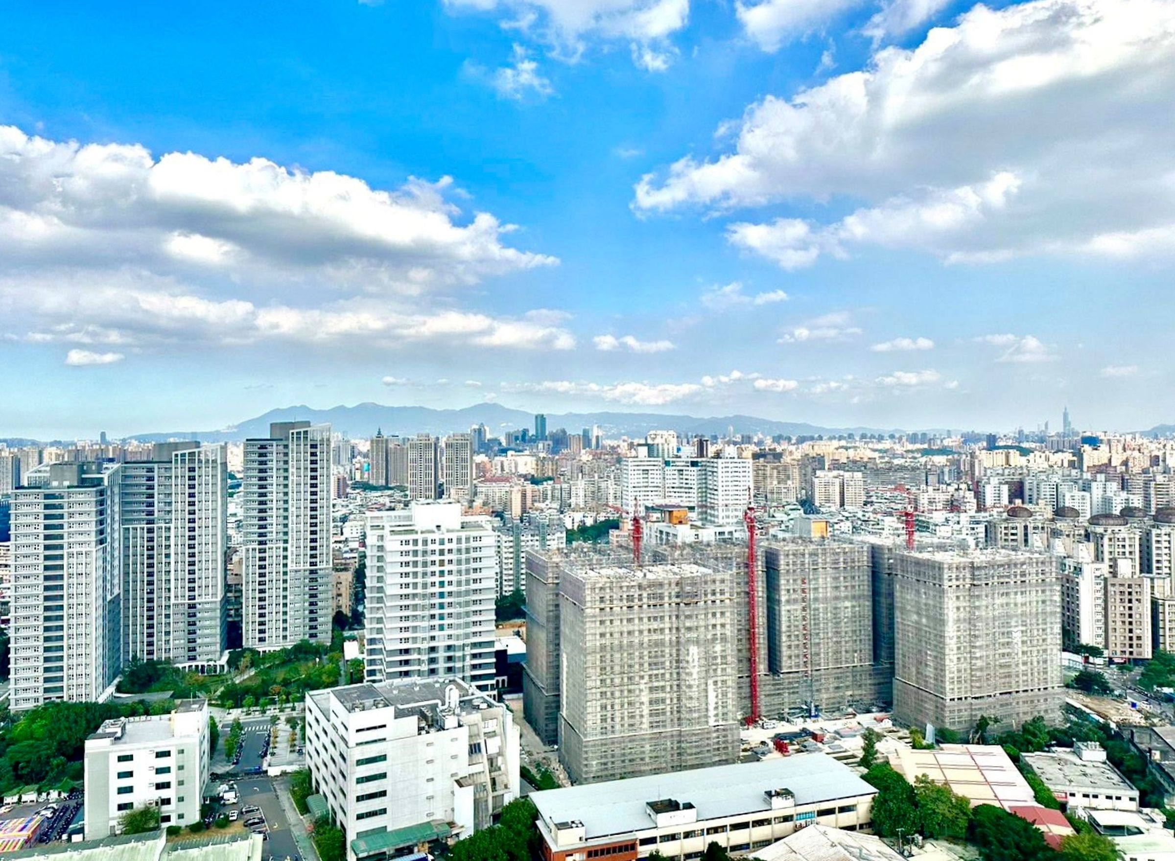 永慶房產集團統計新北市九大重劃區近一年的預售屋和成屋大樓的平均單價價差，仁義重劃區兩者相差近30萬元，為榜上最大。（房市示意圖）