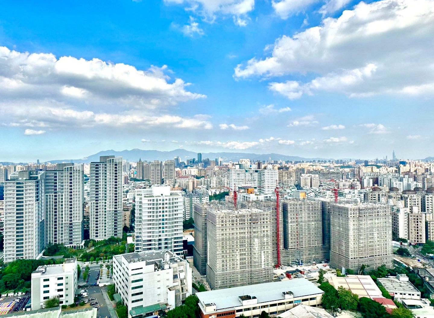 永慶房產集團統計新北市九大重劃區近一年的預售屋和成屋大樓的平均單價價差,仁義重劃區兩者相差近30萬元,為榜上最大。(房市示意圖)