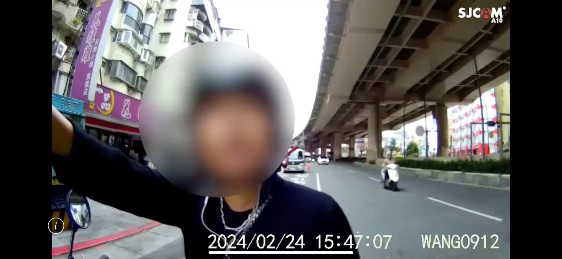 駱男不滿被開單,用三字經辱罵員警長達一分鐘。(翻攝畫面)