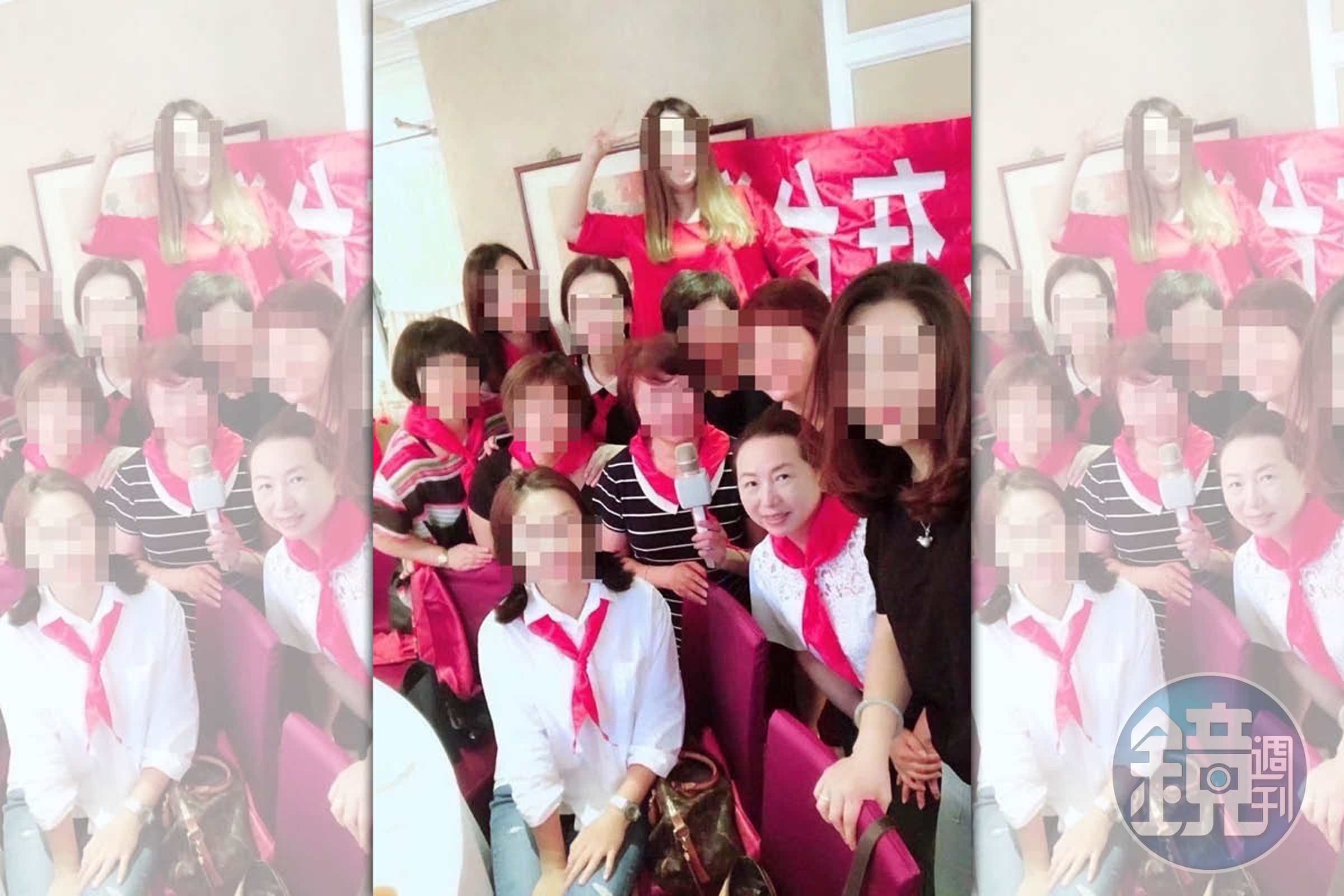 徐春鶯提供本刊當天合影照片,駁斥戴紅領巾是紅衛兵裝扮,而是因為國際兒童節在扮小學生。(徐春鶯提供)