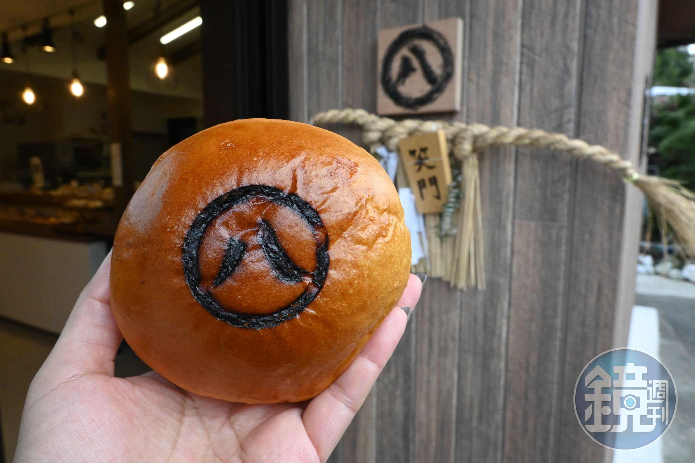 「紅豆麵包」上印有八幡紋，是店裡的人氣招牌。（180日圓／個，約NT$37）
