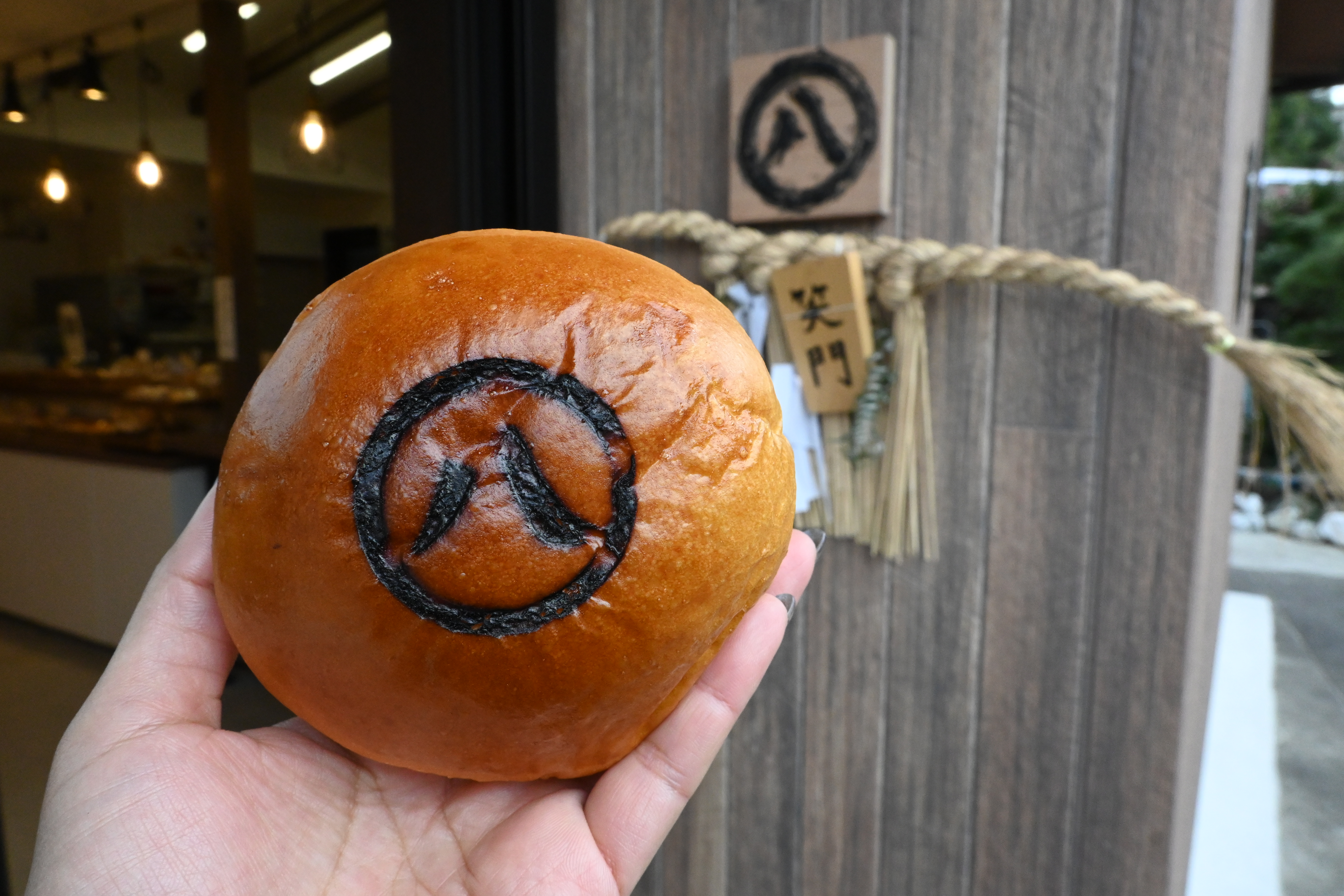 「紅豆麵包」上印有八幡紋，是店裡的人氣招牌。（180日圓／個，約NT$37）
