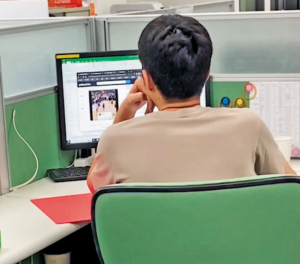 蘇男也曾被直擊上班看NBA,台綠管理階層雖接獲多次投訴,但僅以調單位方式來處理。(讀者提供)