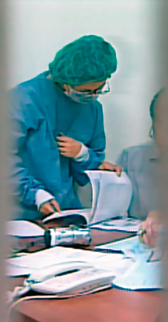 法醫驗屍發現，死者遭割喉斃命，也有被性侵的跡象。（東森新聞提供）