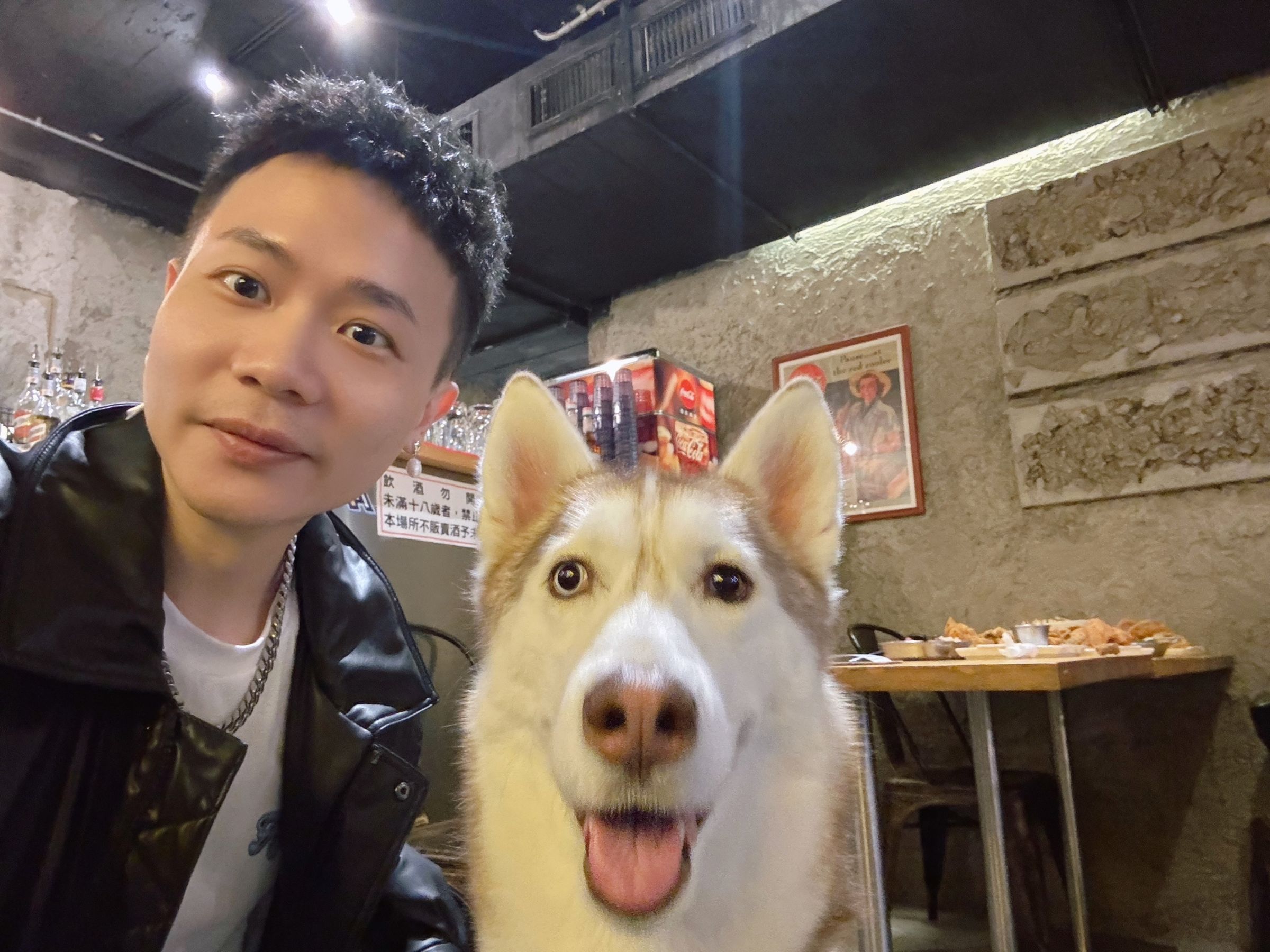 蕭秉治挑戰與U:NUS高有翔的愛犬Fendi自拍成功。（相信音樂提供）
