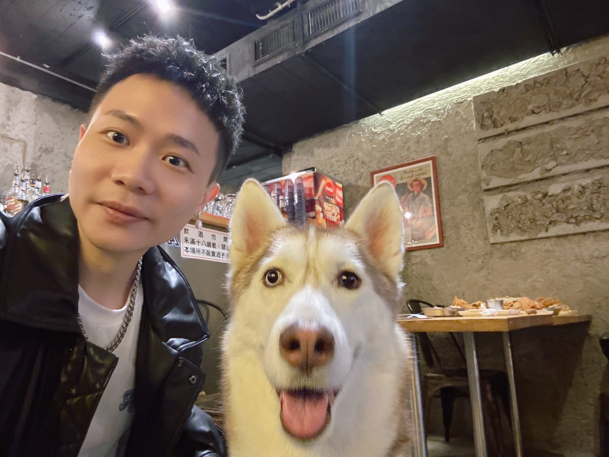 蕭秉治挑戰與U:NUS高有翔的愛犬Fendi自拍成功。（相信音樂提供）