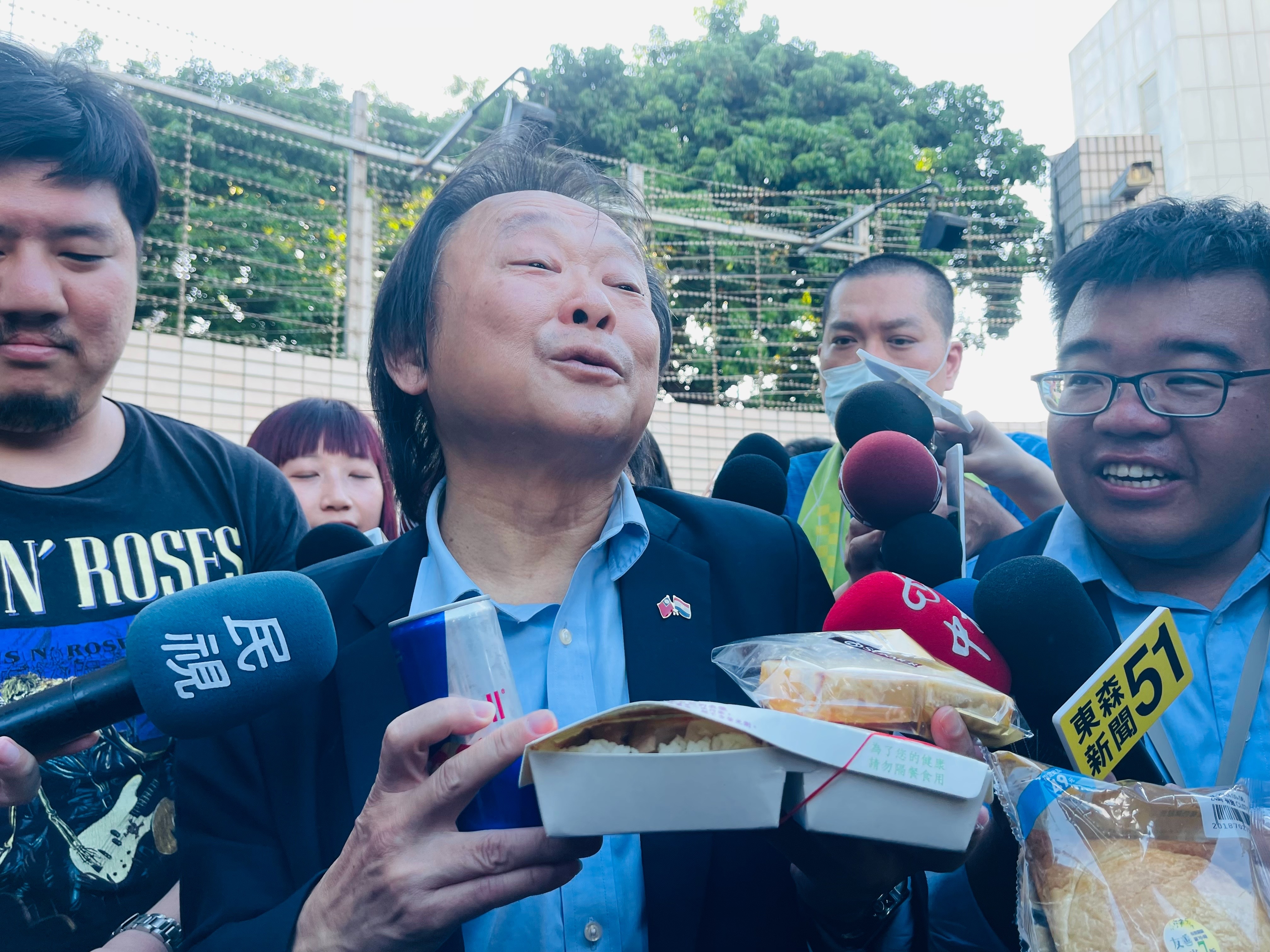 王世堅抵達台北看守所,手持雞鴨便當,不過肉有去骨。