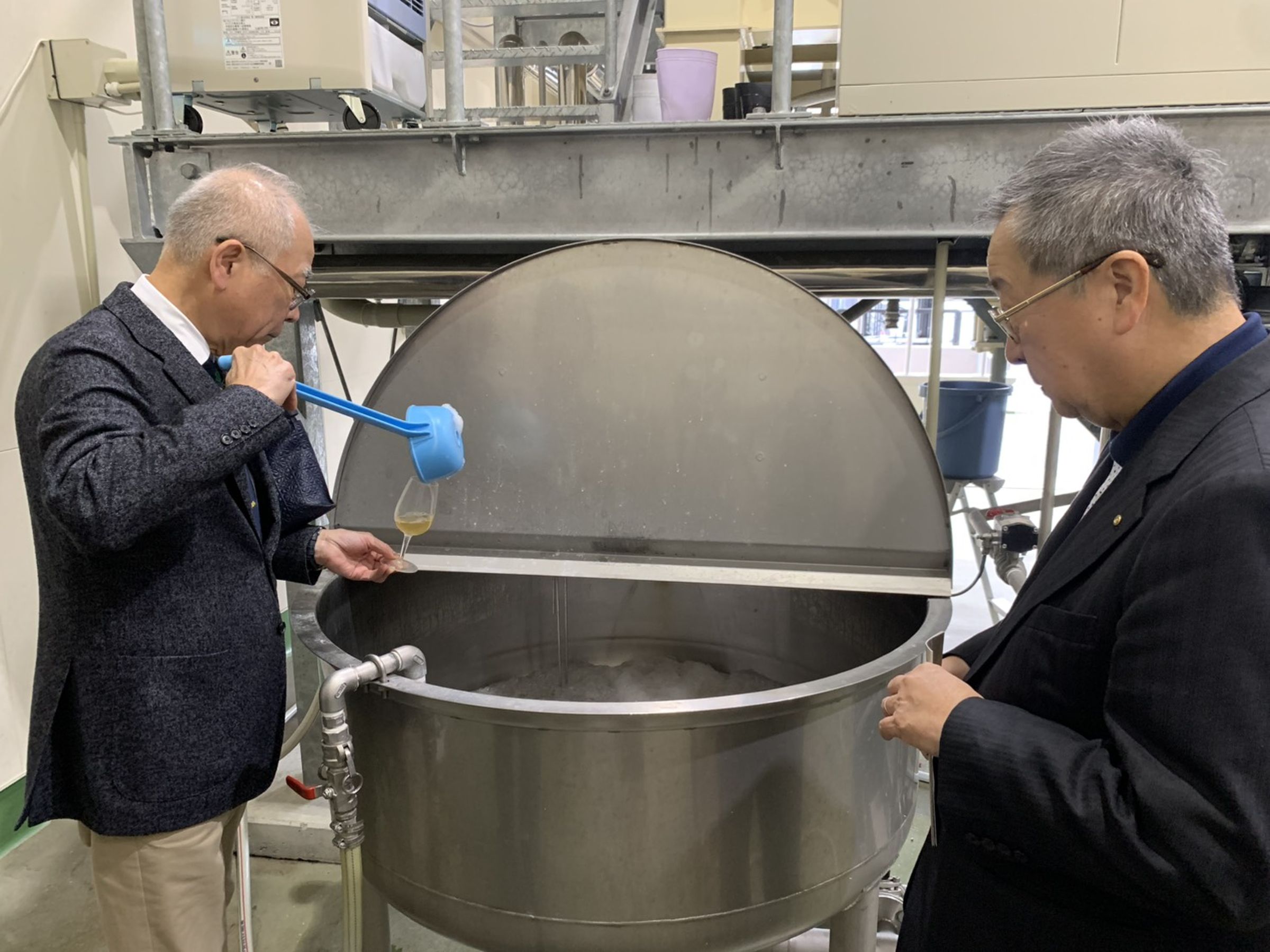 本坊社長取出剛做好的New Make新酒給張慶清品嘗。（清威酒藏提供）