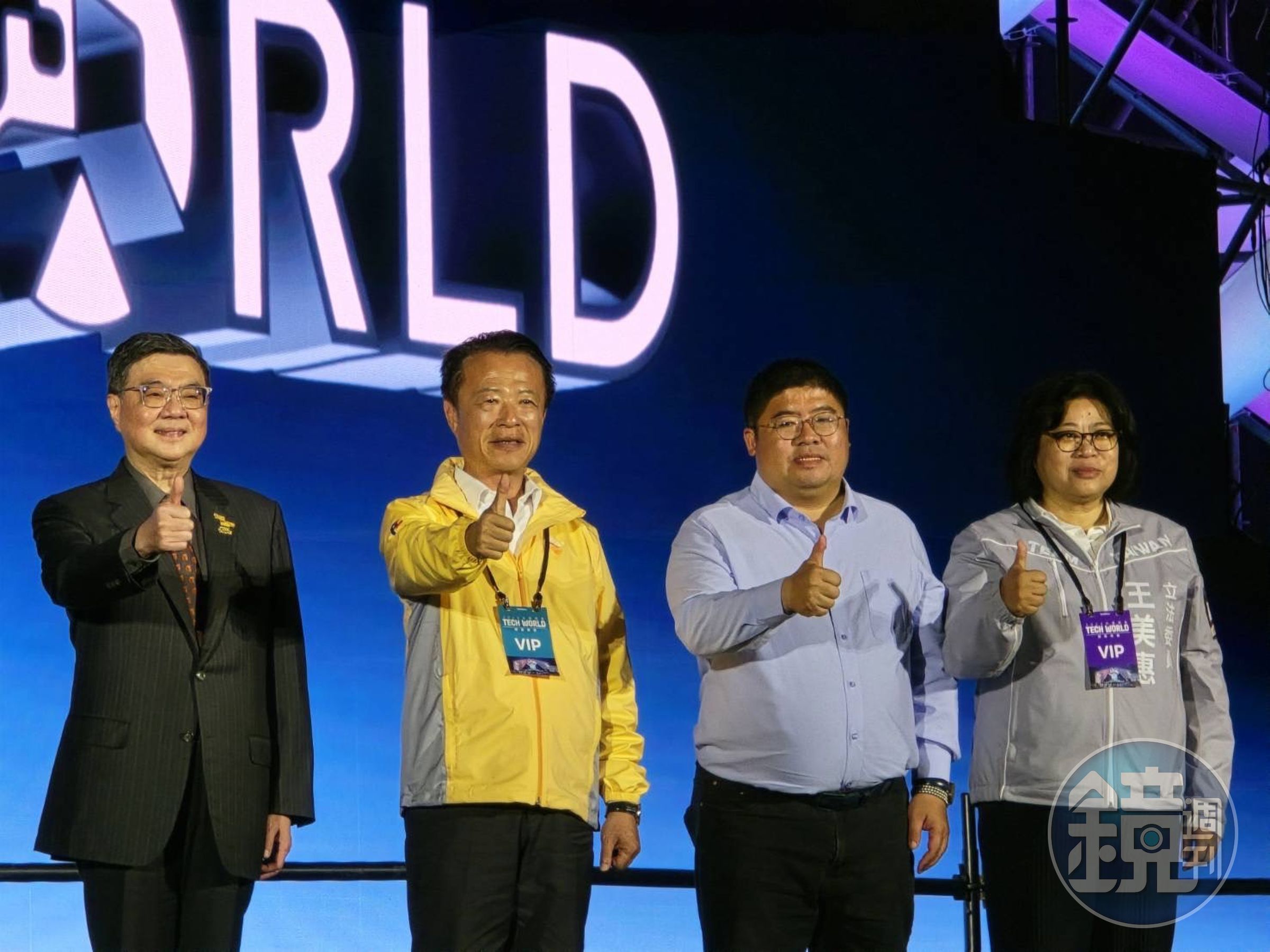 卓榮泰（左起）與嘉義縣長翁章梁、立委蔡易餘、王美惠共同出席開幕典禮。