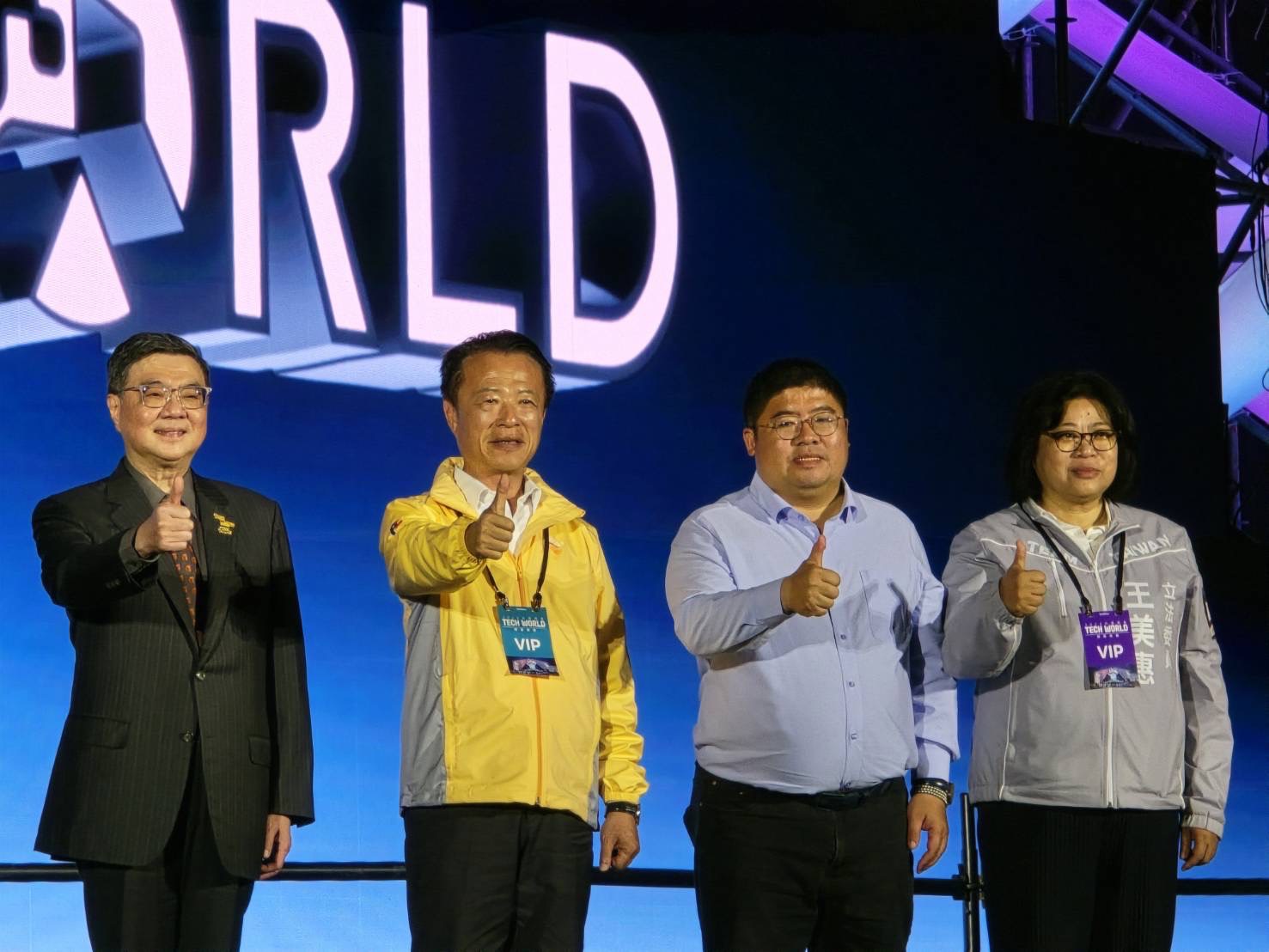 卓榮泰（左起）與嘉義縣長翁章梁、立委蔡易餘、王美惠共同出席開幕典禮。