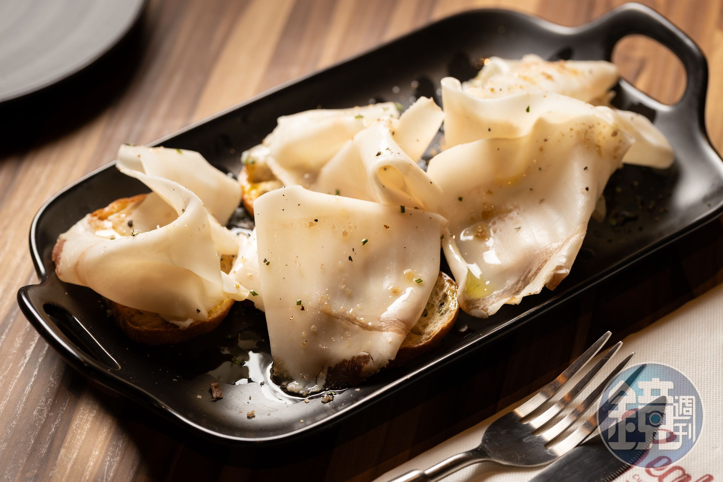餐廳自製的「豬背油Lardo」是義式傳統醃冷肉，入口鹹香回甘，非常下酒。（290元／份）