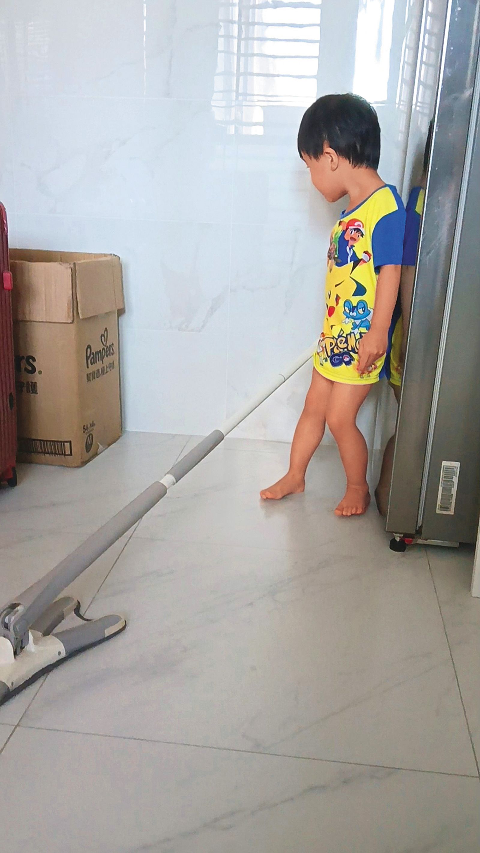 Makiyo去年才剛搬進新家第一天，就發現冷氣嚴重漏水，兒子因此滑倒2次。（Makiyo提供）