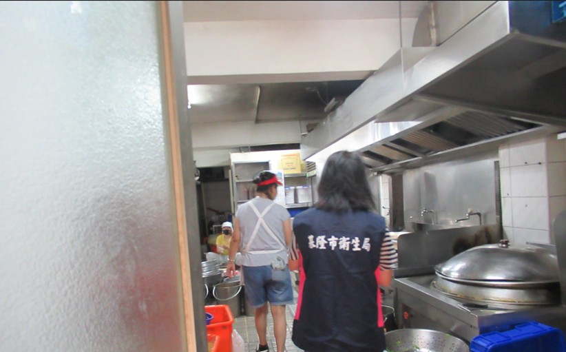 衛生局前往稽查,勒令「天一香肉羹順」暫時停業。(翻攝基市衛生局官網)