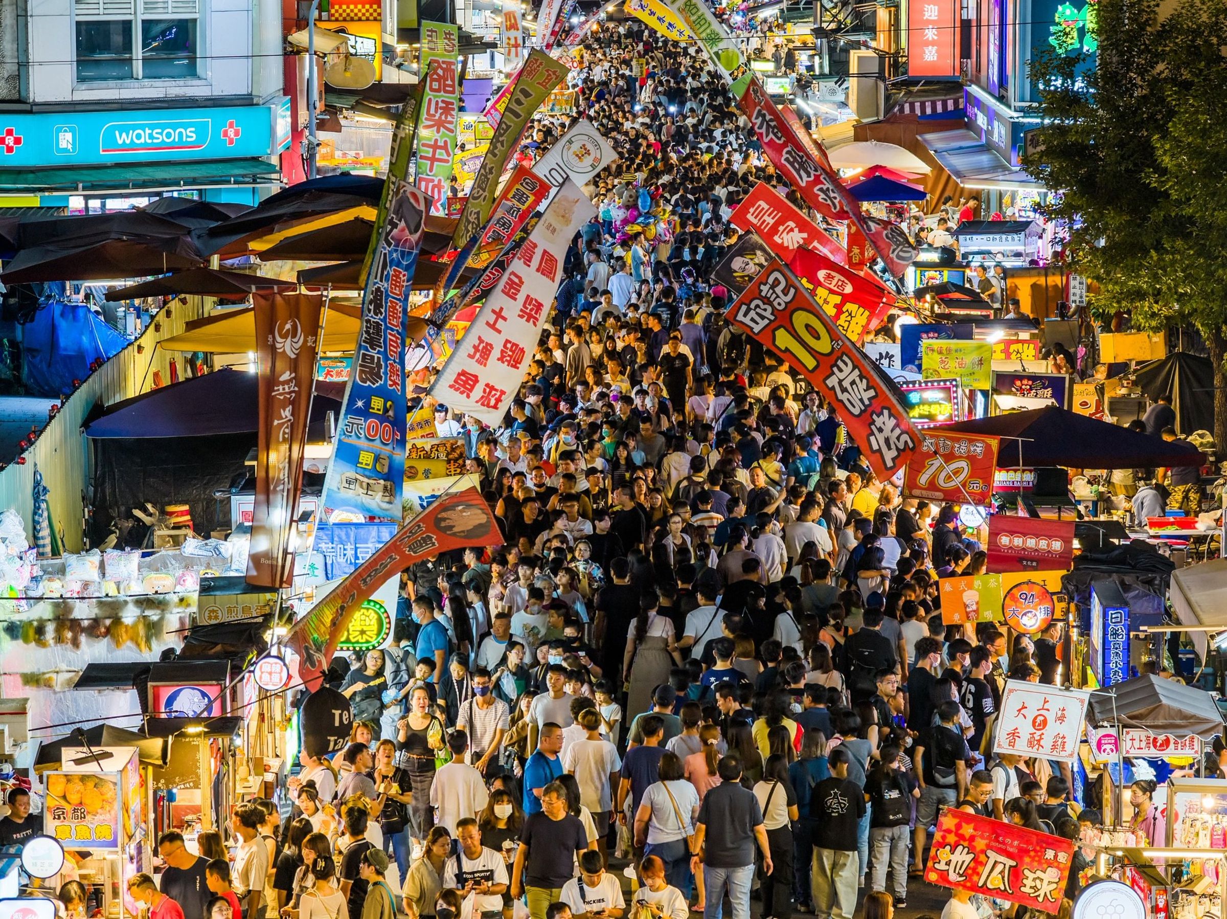 國旅春節住房率出爐,嘉義市靠著「潮選店」咖啡文化和夜市文化拿下第一,但全台平均僅43%,圖為嘉義市文化夜市。(嘉義市政府提供)