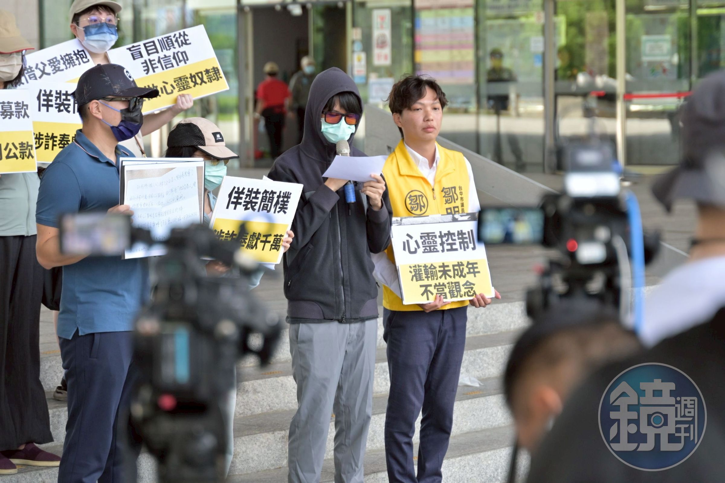 6月30日,十餘位富足教會受害者前往台中市政府陳情。(時代力量台中黨部提供)