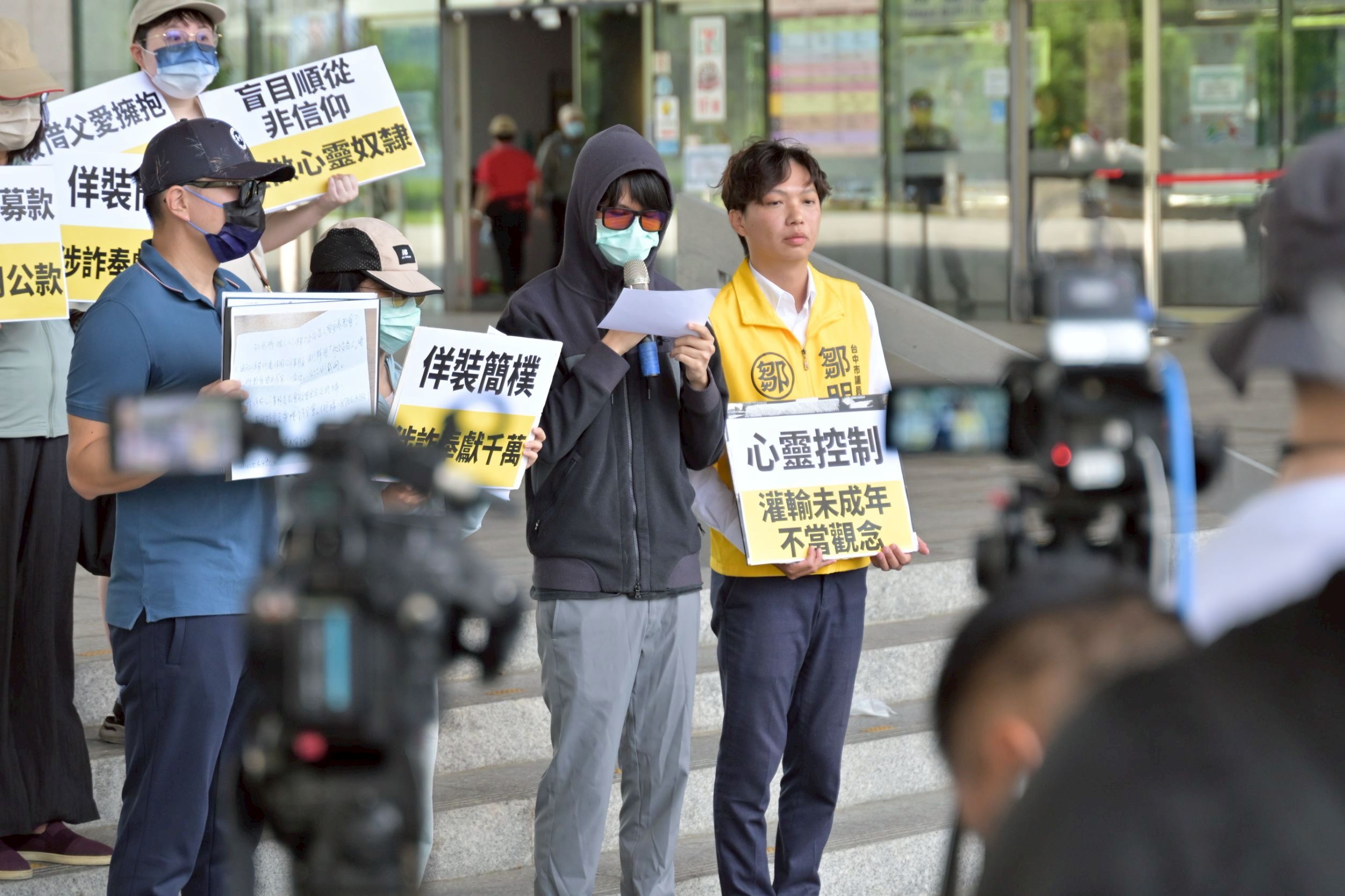 6月30日，十餘位富足教會受害者前往台中市政府陳情。（時代力量台中黨部提供）