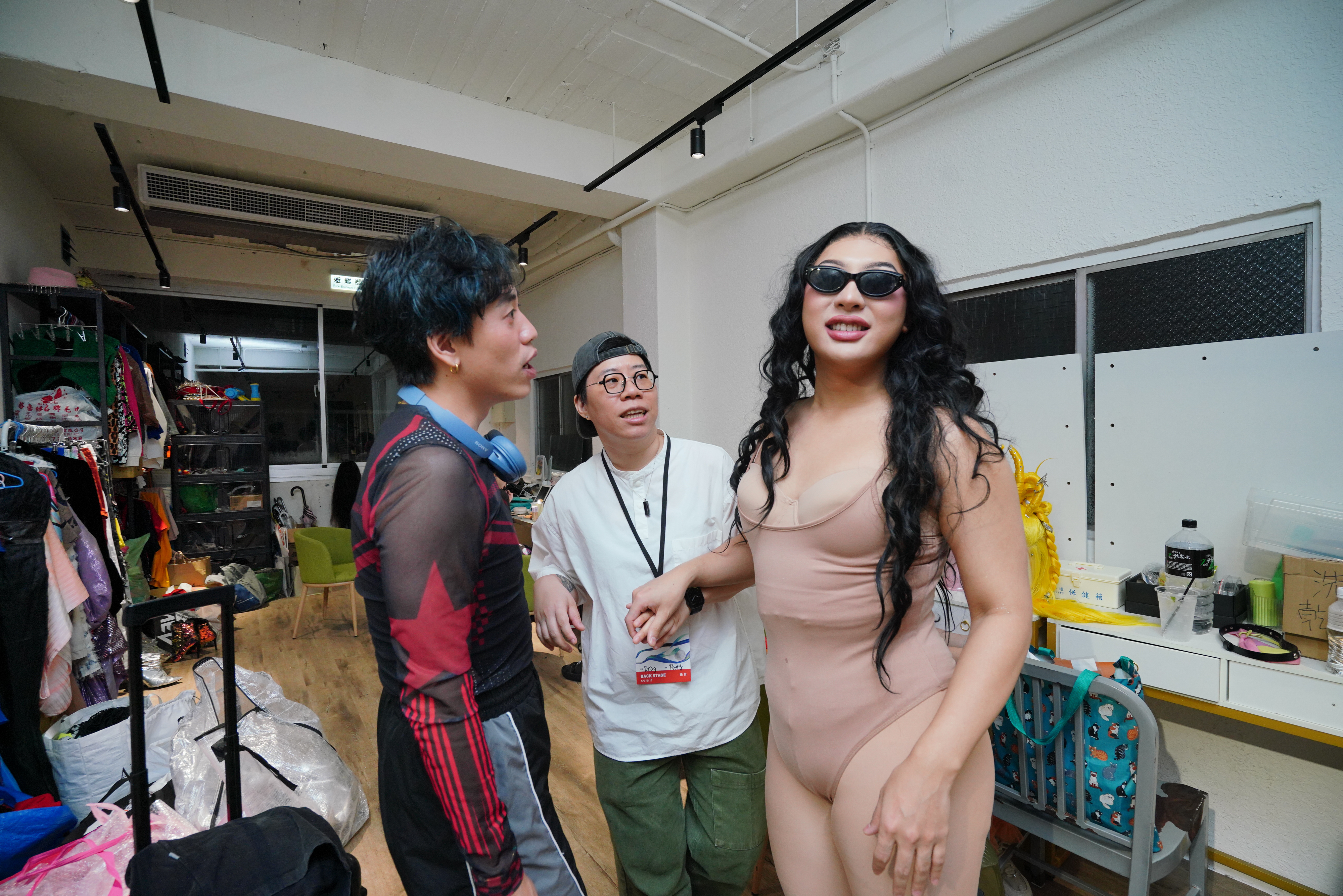 台灣第一個變裝皇后品牌「灣島皇后」創辦人禹珮辰（中）、陳俊元（左），為皇后接洽屬於凡人、也煩人的商演。