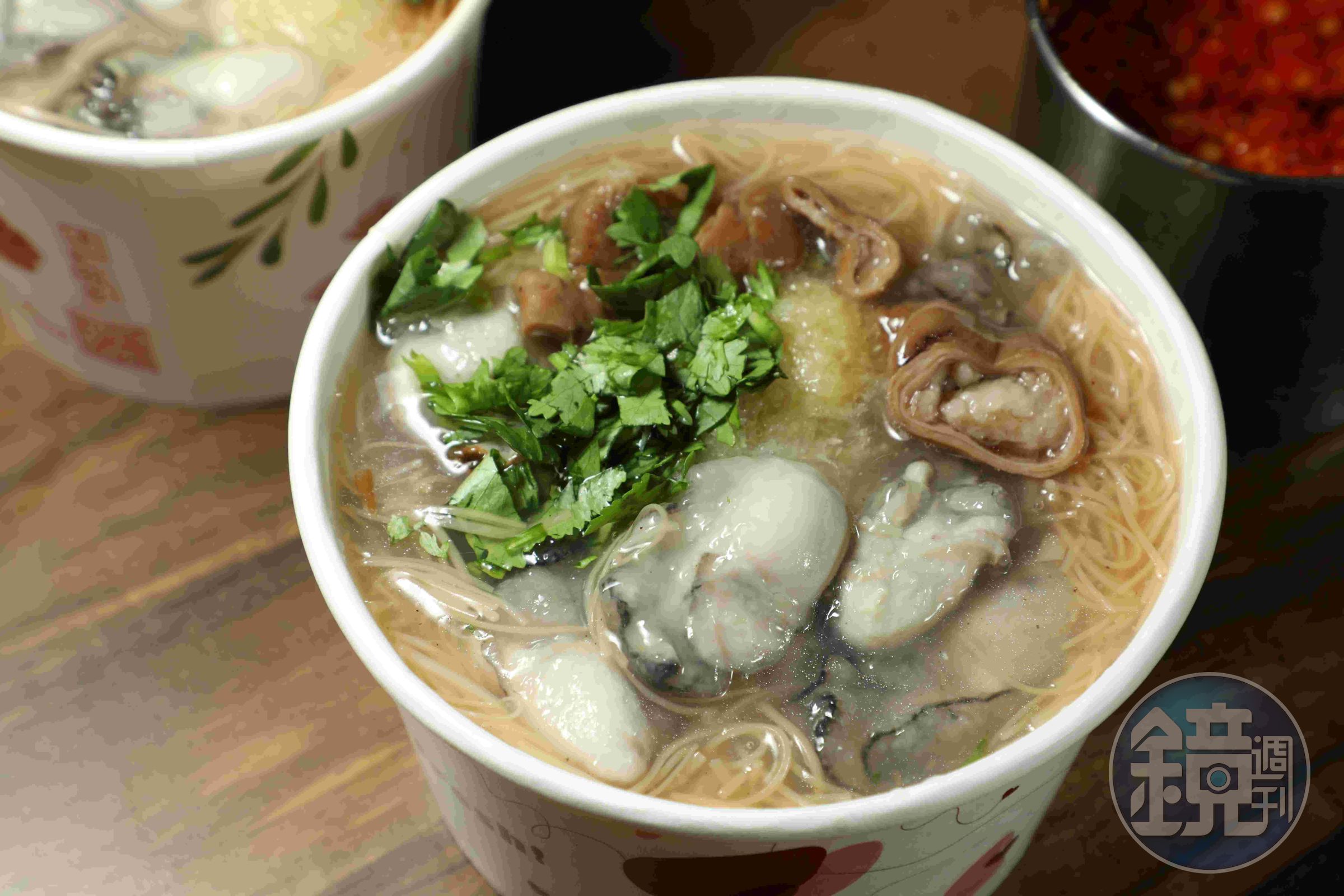 深丘的「大腸蚵仔麵線」湯頭清雅、蚵仔鮮甜、滷大腸很入味。（60元／小碗）