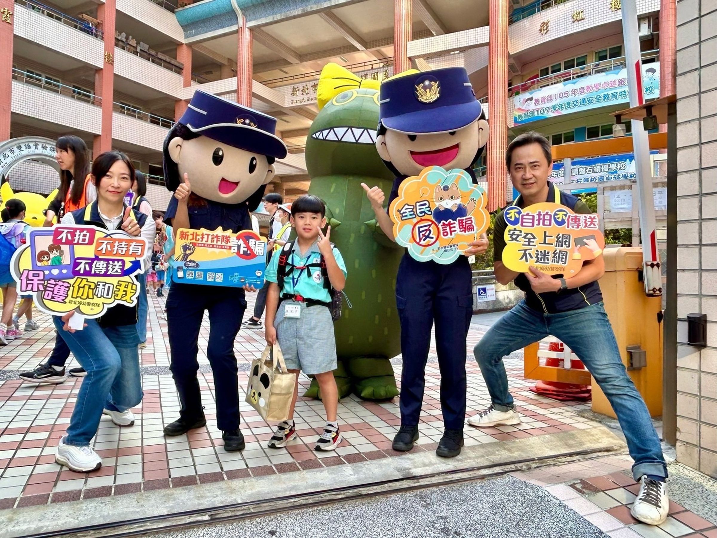 新北市警察局各分局結合轄內國小共同宣導交通安全觀念。（警方提供）
