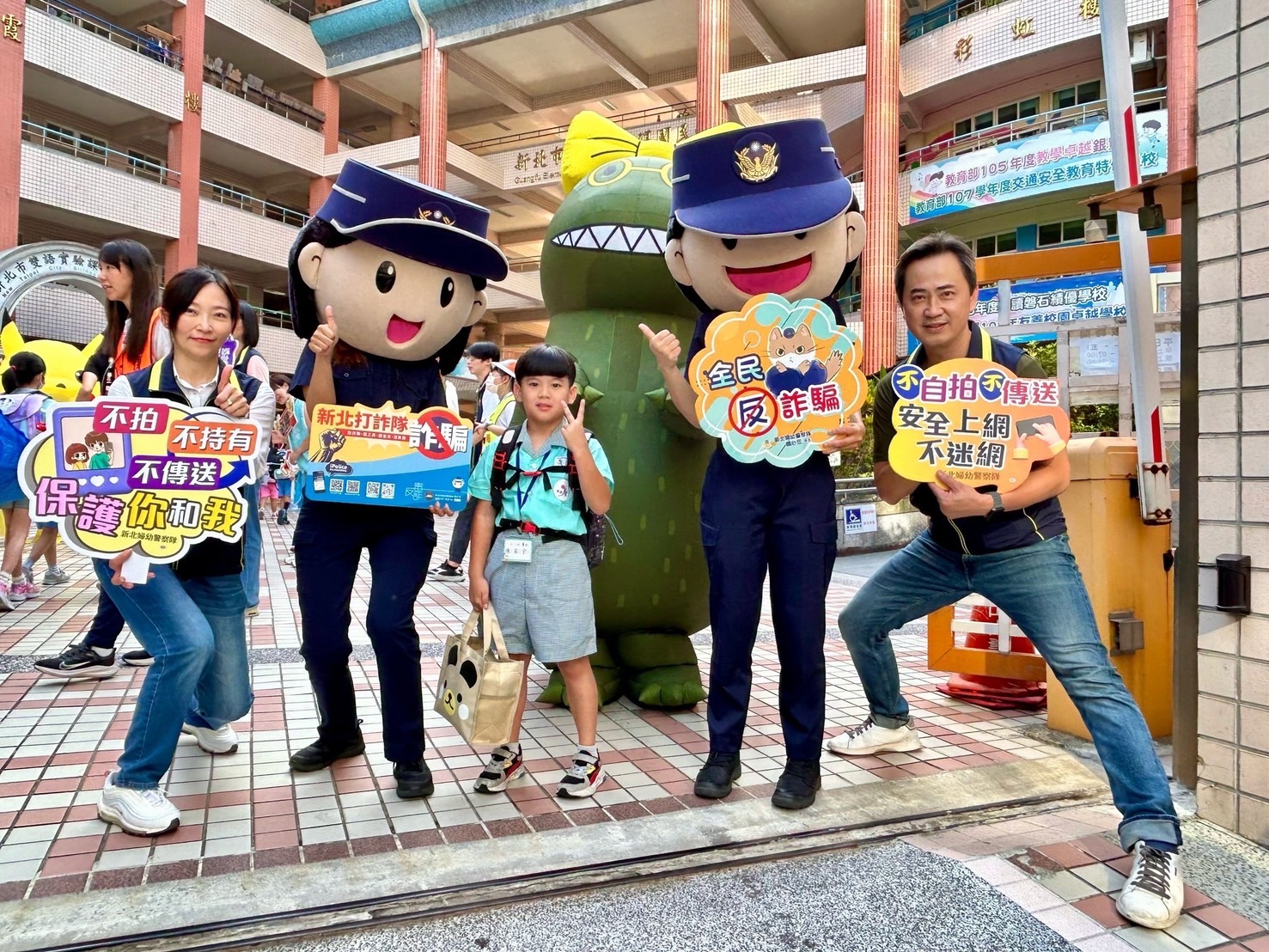 新北市警察局各分局結合轄內國小共同宣導交通安全觀念。(警方提供)