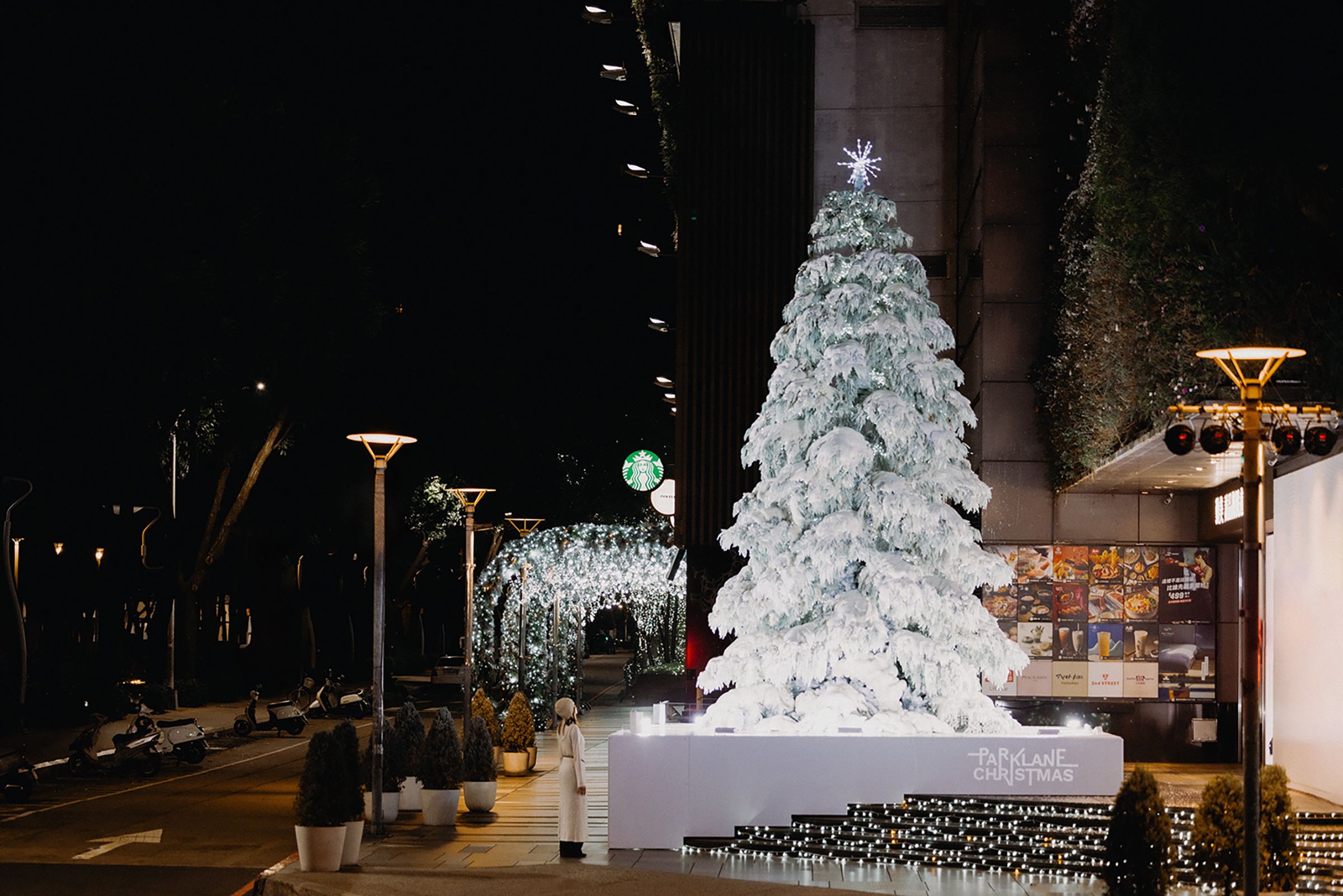 「The Sculpted Tree 聖誕主樹」為七米高雪白聖誕樹，每整點飄雪，為草悟道夜晚添上夢幻氛圍。（勤美集團提供）