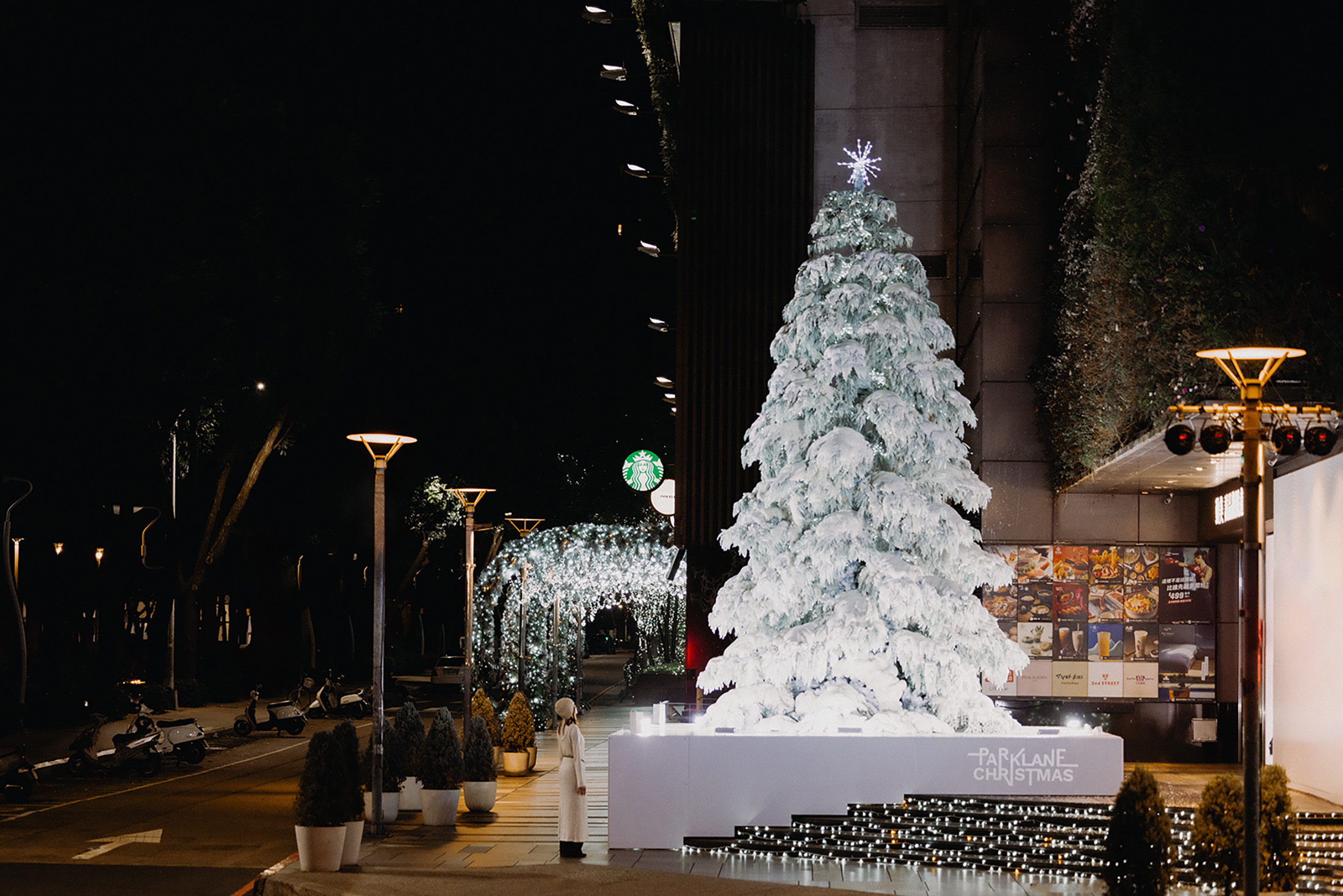 「The Sculpted Tree 聖誕主樹」為七米高雪白聖誕樹，每整點飄雪，為草悟道夜晚添上夢幻氛圍。（勤美集團提供）