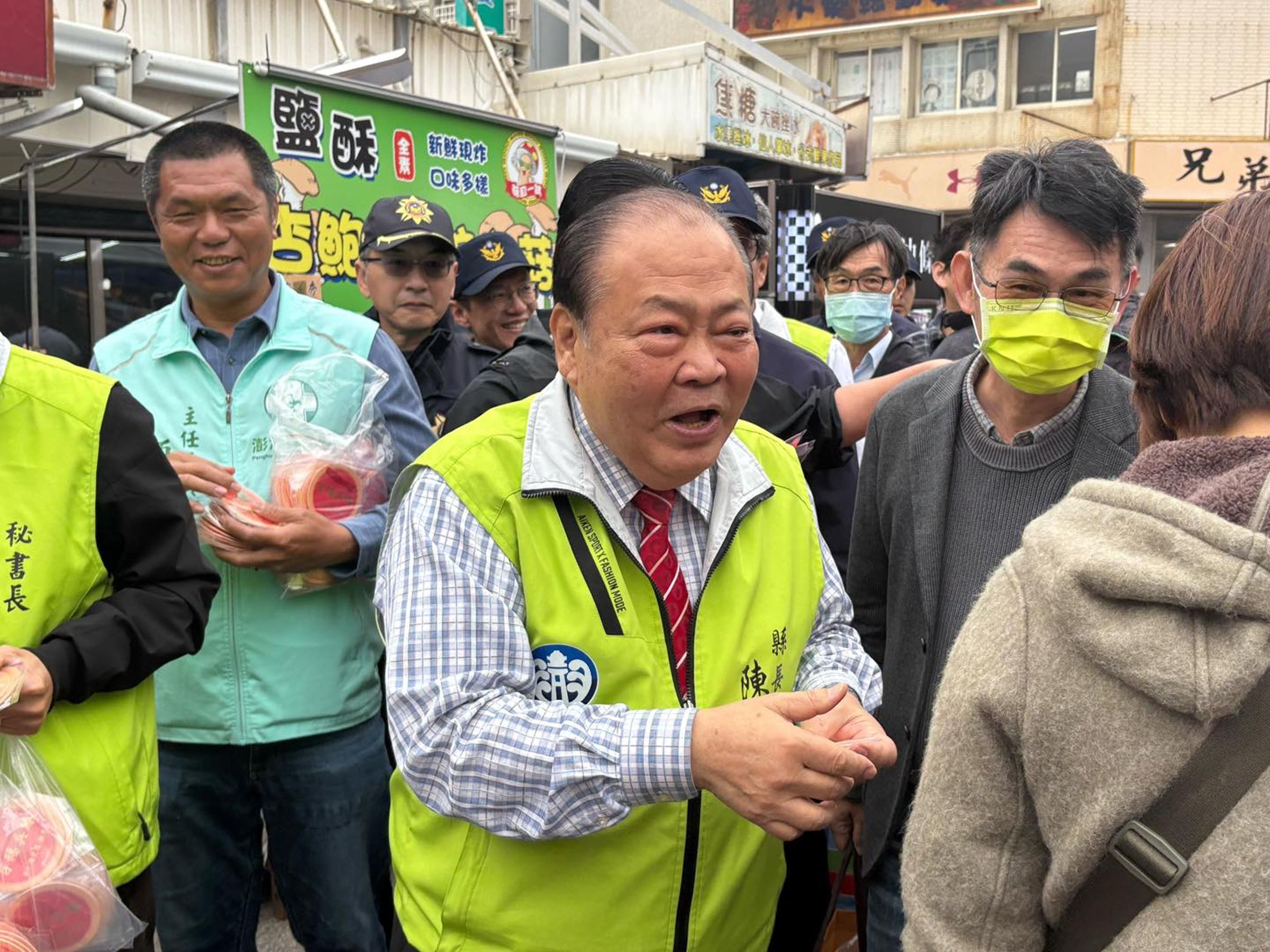 澎湖縣長陳光復17日於澎湖縣文化局演藝廳階梯不慎摔落，頭部重創昏迷，送醫接受治療中。（翻攝自臉書@陳光復Chen Kuang-fu）