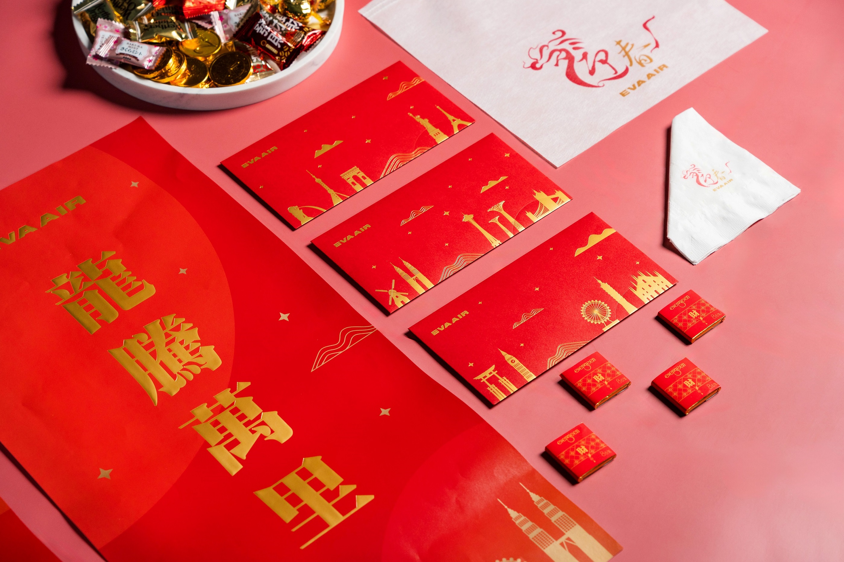 農曆春節將至，長榮航空特別於年節期間在機艙內張貼春聯及設計專屬龍年生肖頭墊紙、餐巾紙予旅客使用，營造機上濃厚過年氛圍。