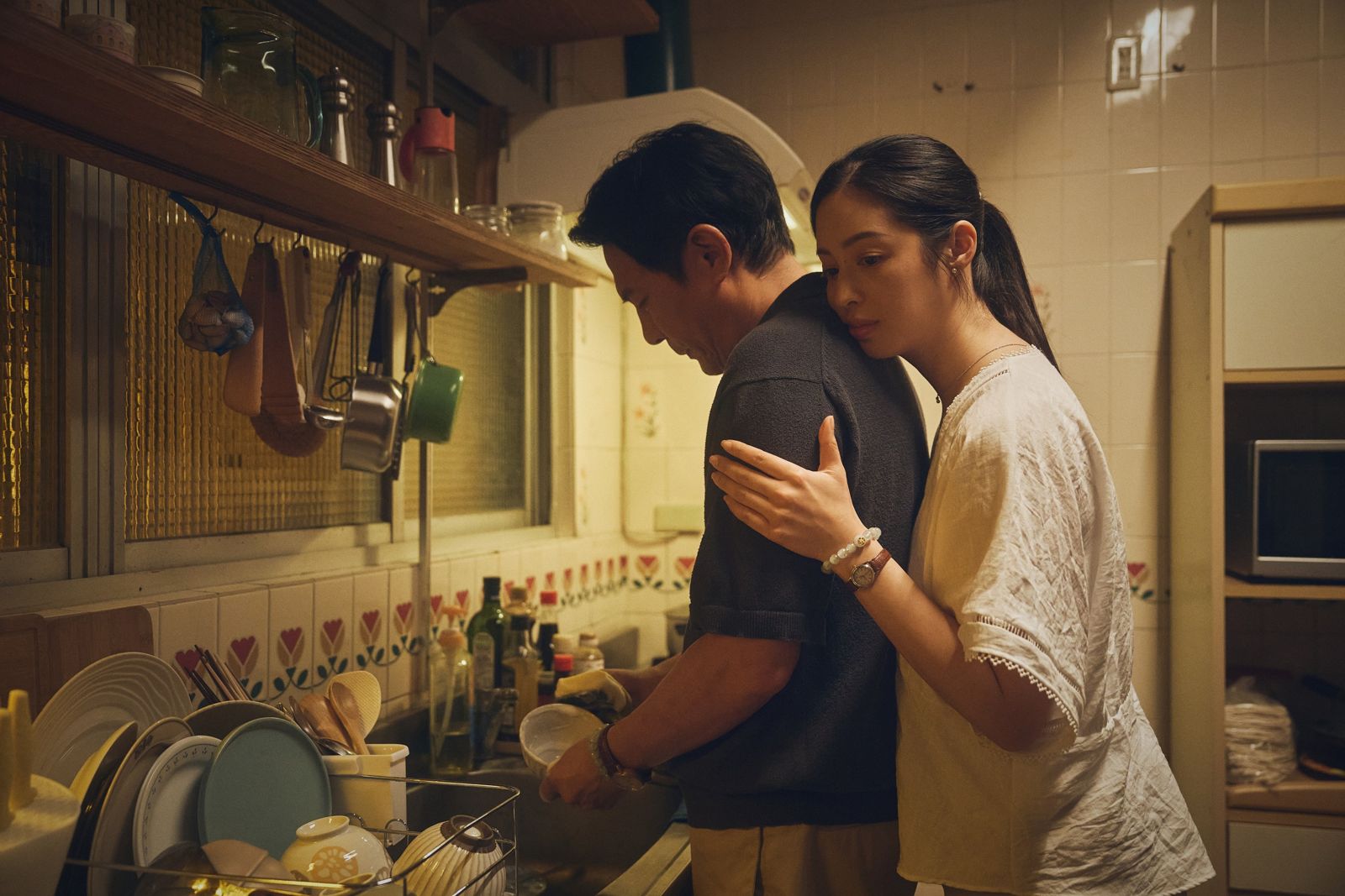 大愛劇《院長爸爸》戴立忍回家後做家事。（大愛提供）