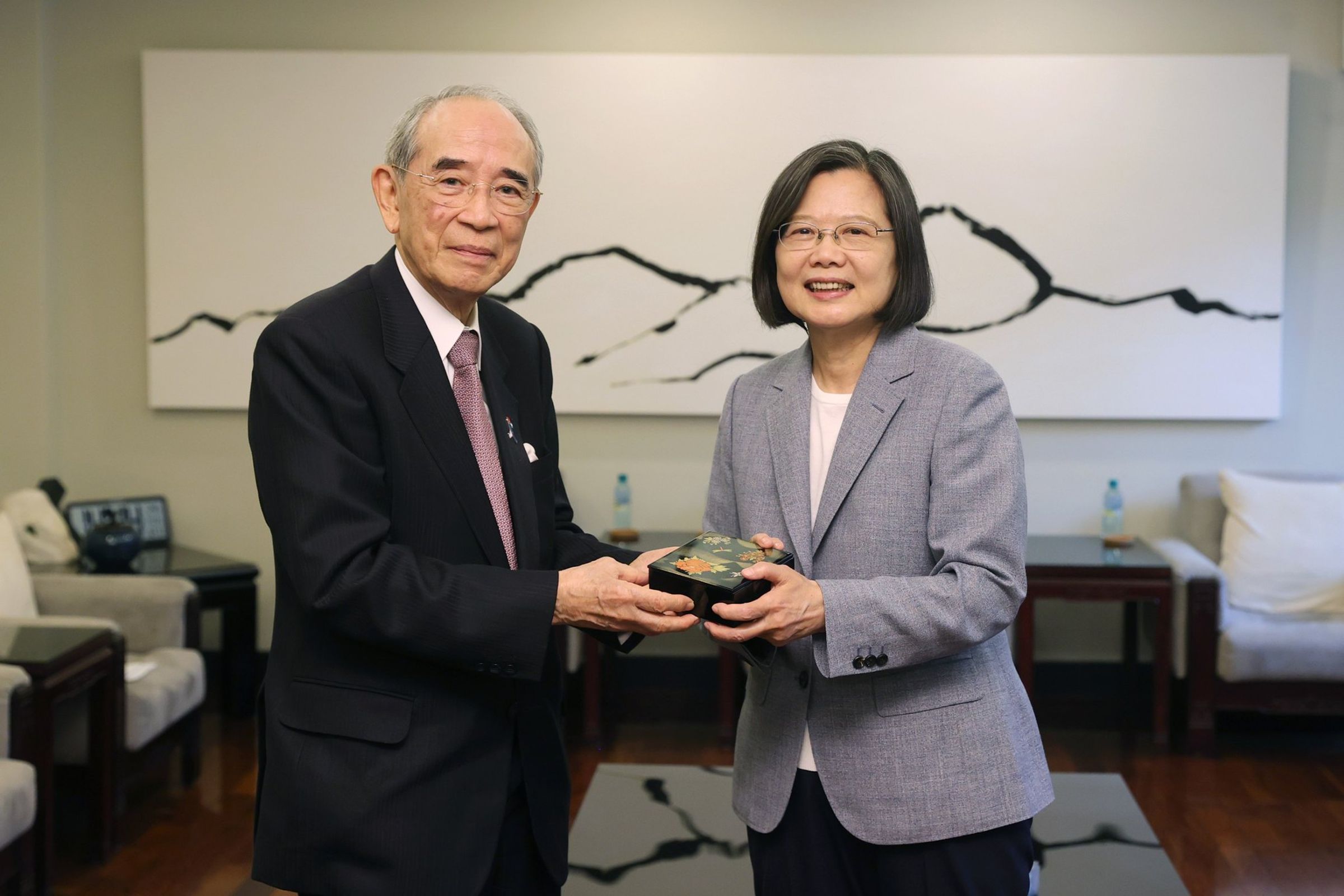 蔡英文接見日台交流協會大橋光夫會長。（總統府提供）