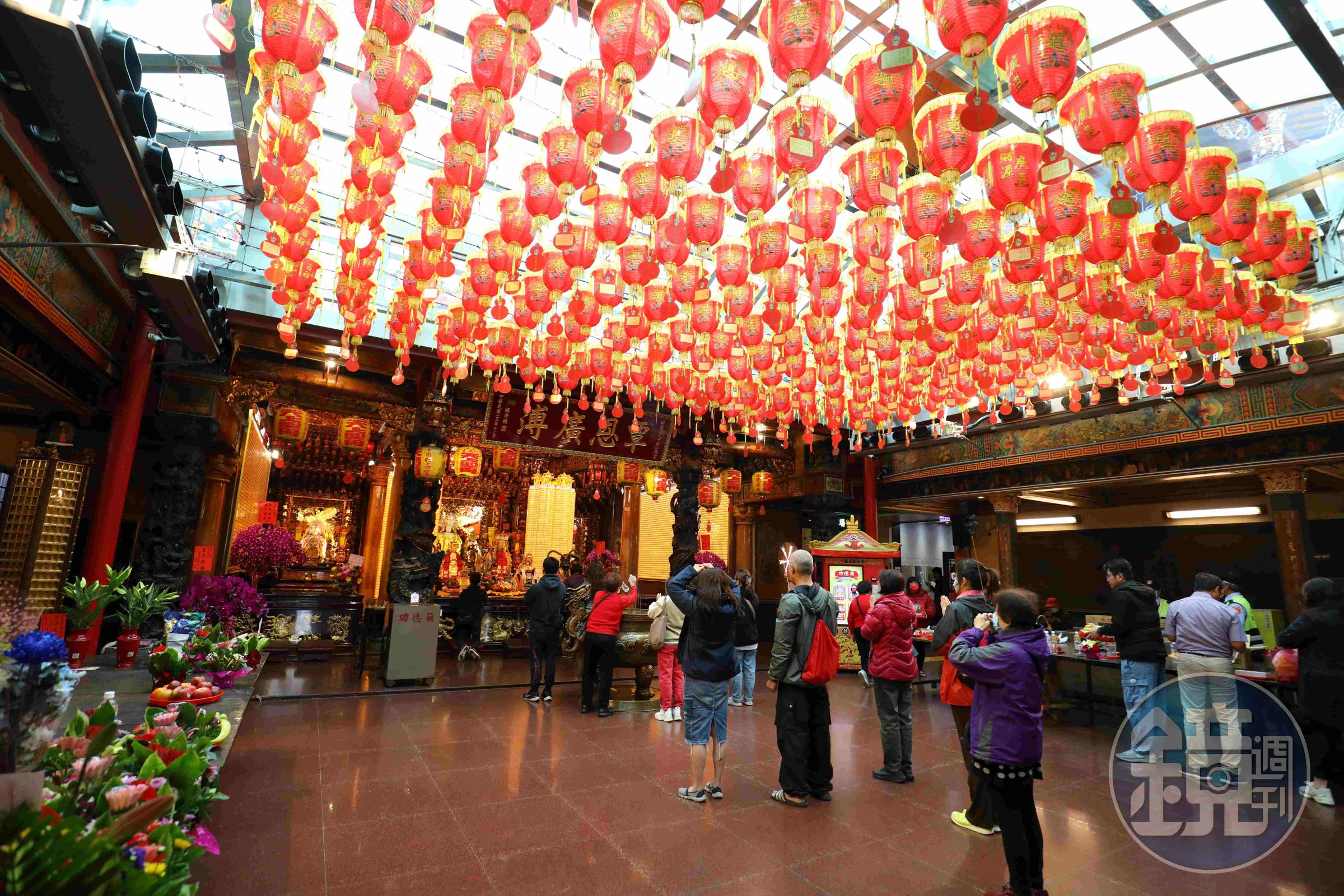 仁海宮供奉中壢媽,由廟口延伸出去的新街,因為香火鼎盛而成為商業聚集地。