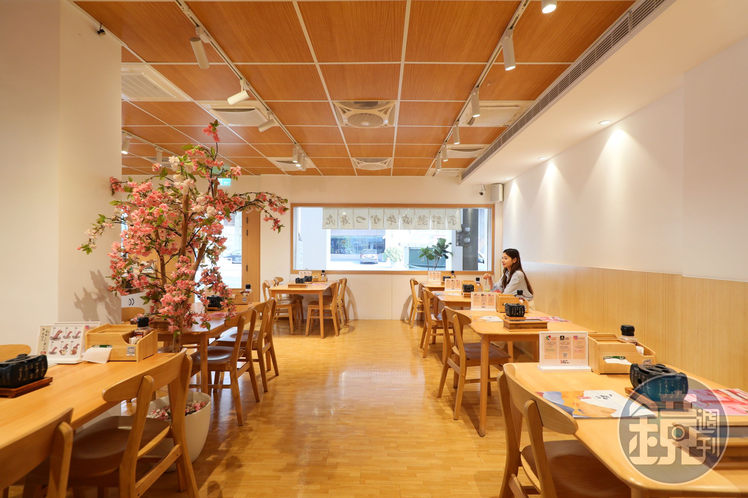 嵐山熟成牛かつ專売的西區健行店，店內空間寬敞明亮， 以木質調打造日系風格。 