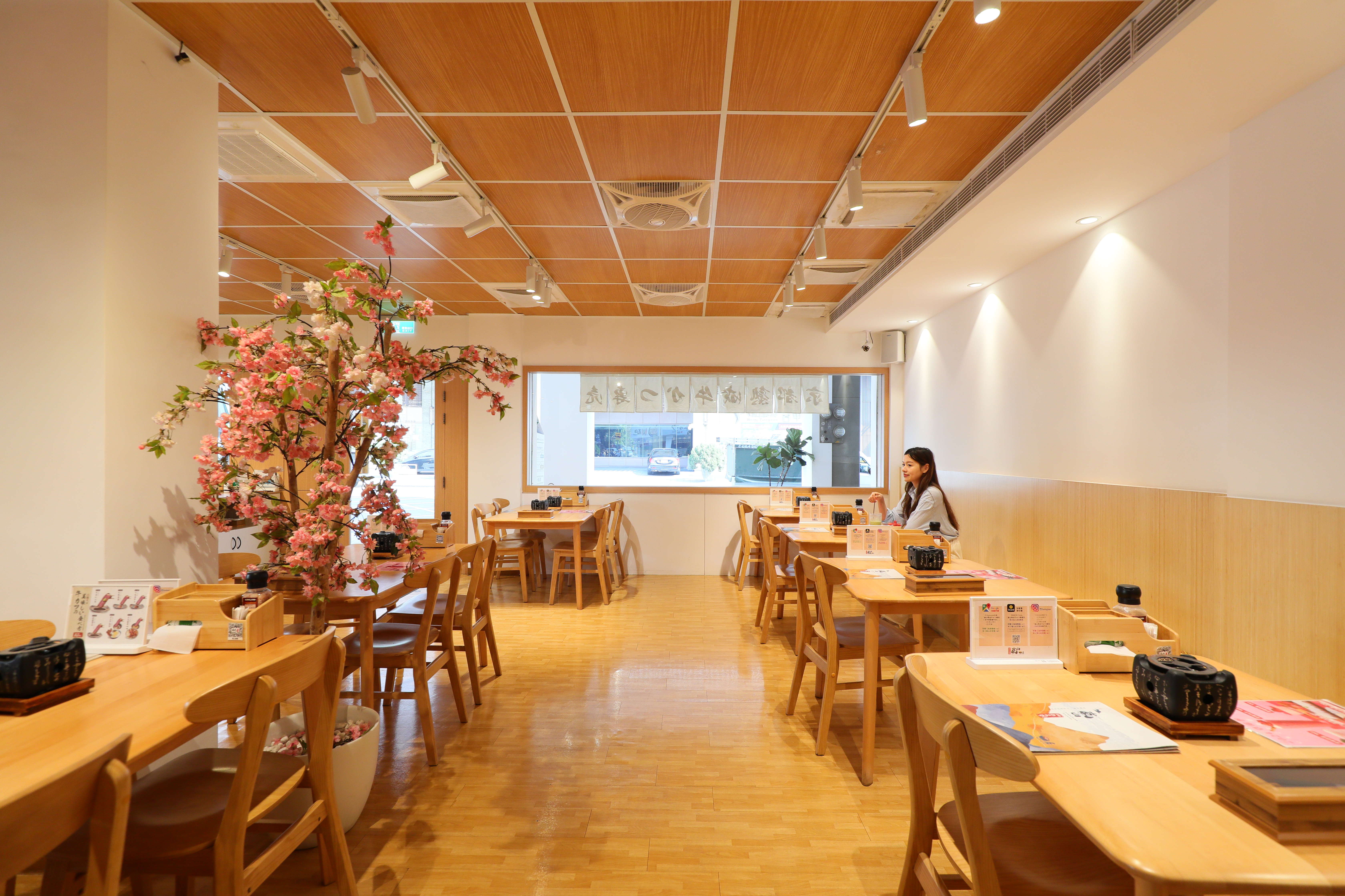 嵐山熟成牛かつ專売的西區健行店，店內空間寬敞明亮， 以木質調打造日系風格。 