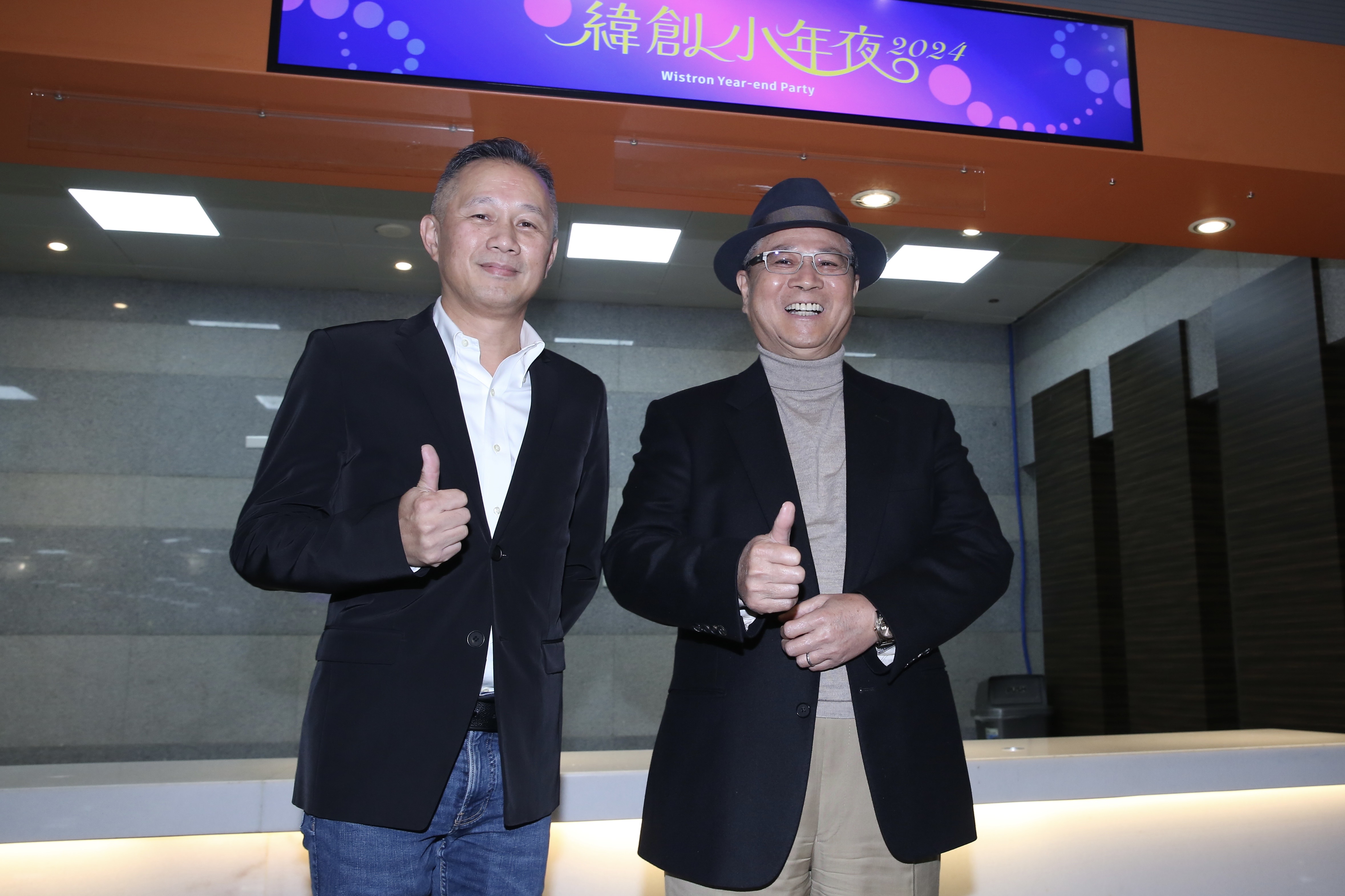 林憲銘（右）登高一呼，今年緯創挑戰AI業績3位數成長。左為緯創總經理林建勳。