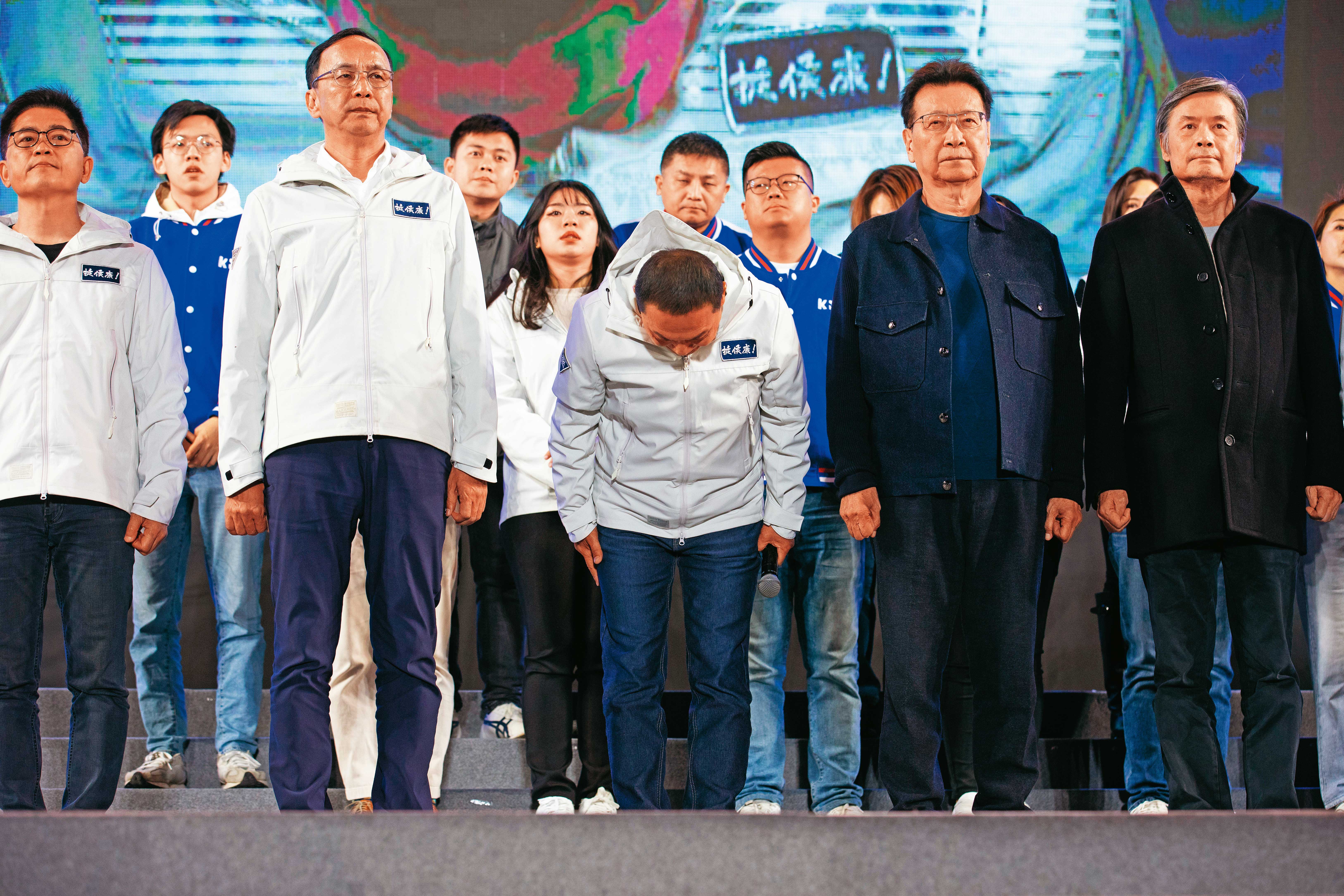 敗選之夜,侯友宜向支持者3度鞠躬致歉,坦言:「是我個人努力不夠。」