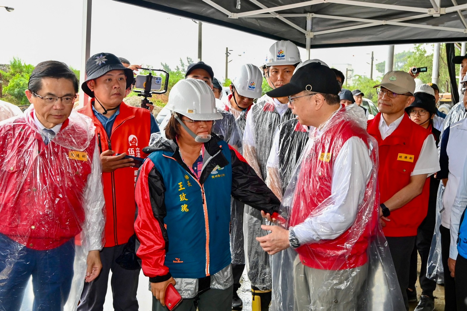 秀林鄉長王玫瑰陪同卓榮泰勘災，忍不住哭訴求助中央幫忙。（翻攝自卓榮泰臉書）