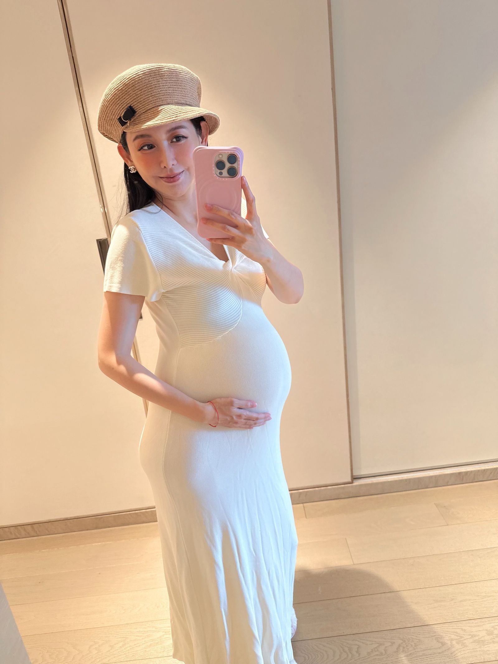 愷樂懷雙胞胎女兒，孕期曾曬出挺著巨大孕肚的美照。（翻攝butterfly092288 IG）