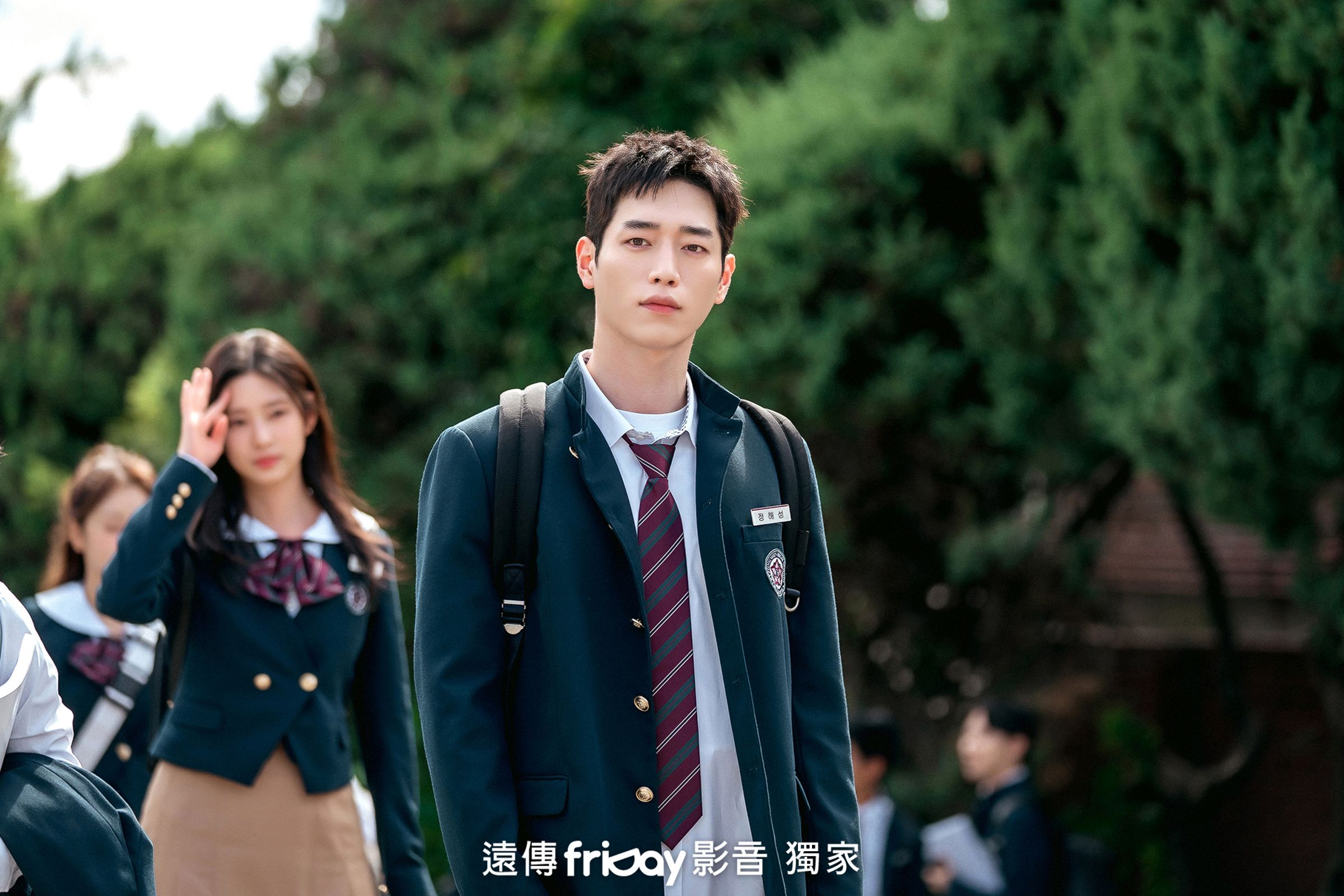 徐康俊重新穿上高中制服，笑說往臉上多塗了些乳液。（friDay影音提供）