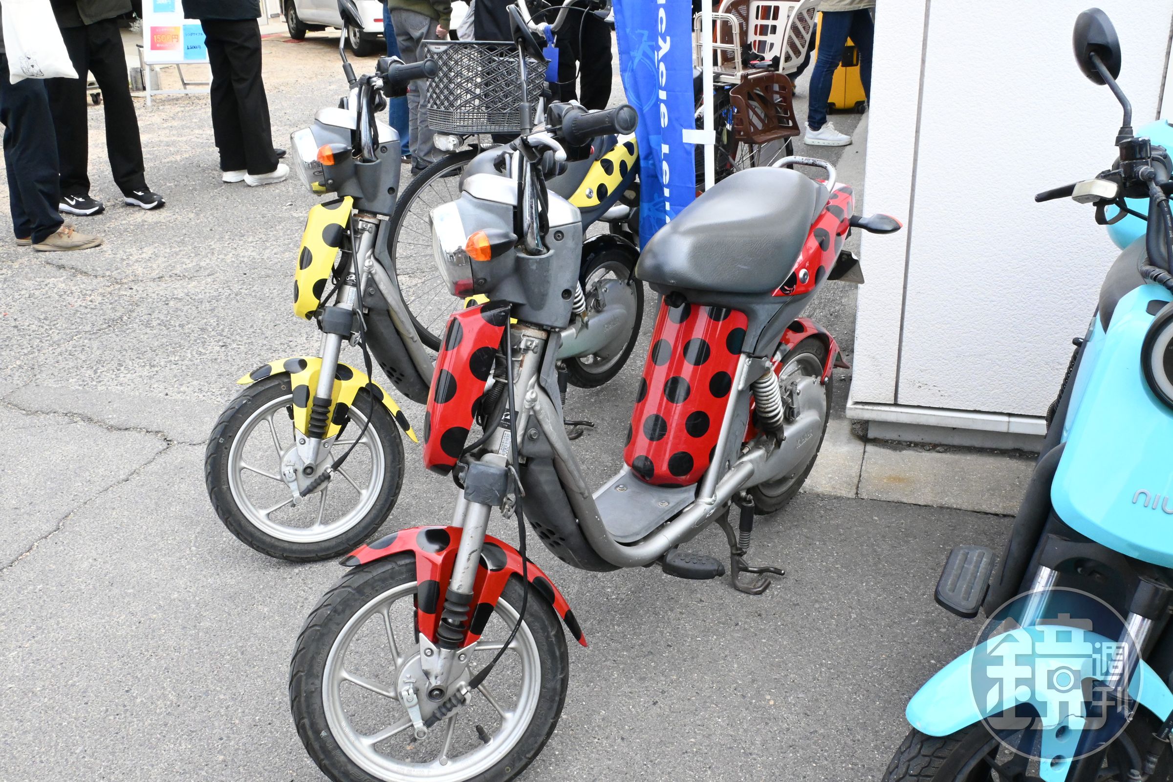 遊客可以租借腳踏車，騎行在直島上走訪各個名建築。