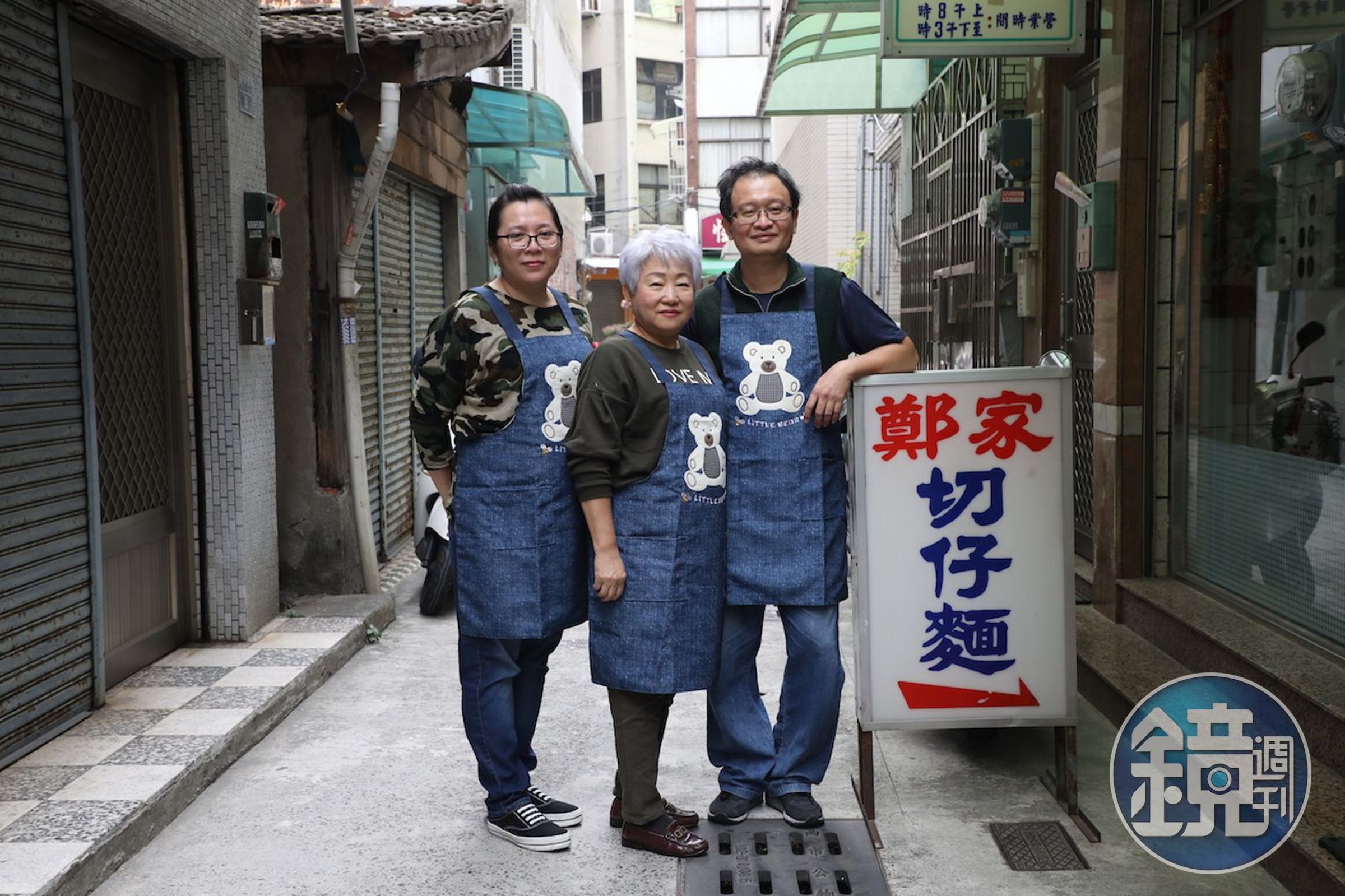 第二代頭家嬤鄭辛春足(中)和兒子鄭志峰(右)、媳婦(左)陳秋伶,全家人同心經營這間老麵店。