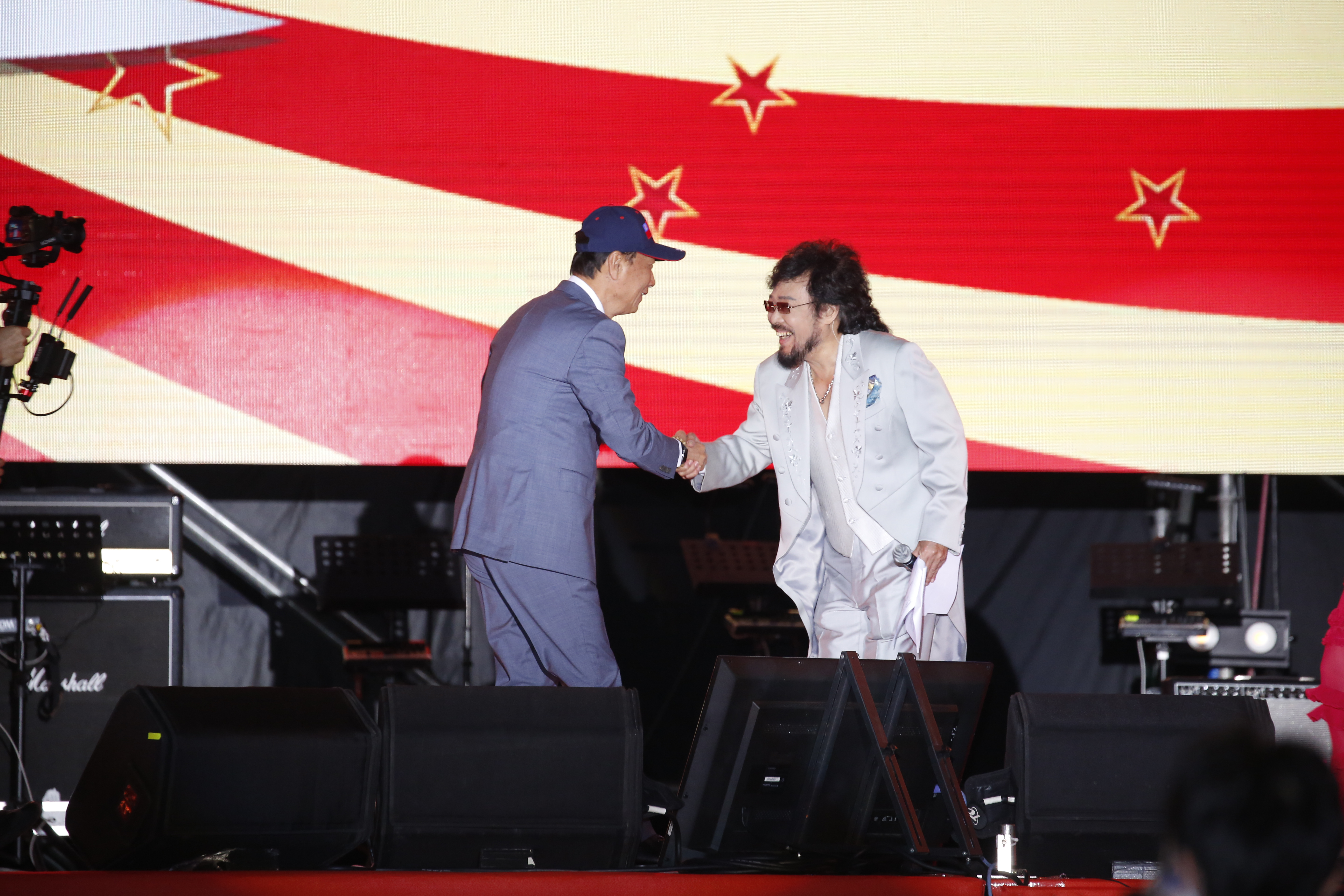 藝人張菲（右）持有上千張鴻海股票。圖為2020年鴻海尾牙，左為鴻海科技集團創辦人郭台銘。（本刊資料照）