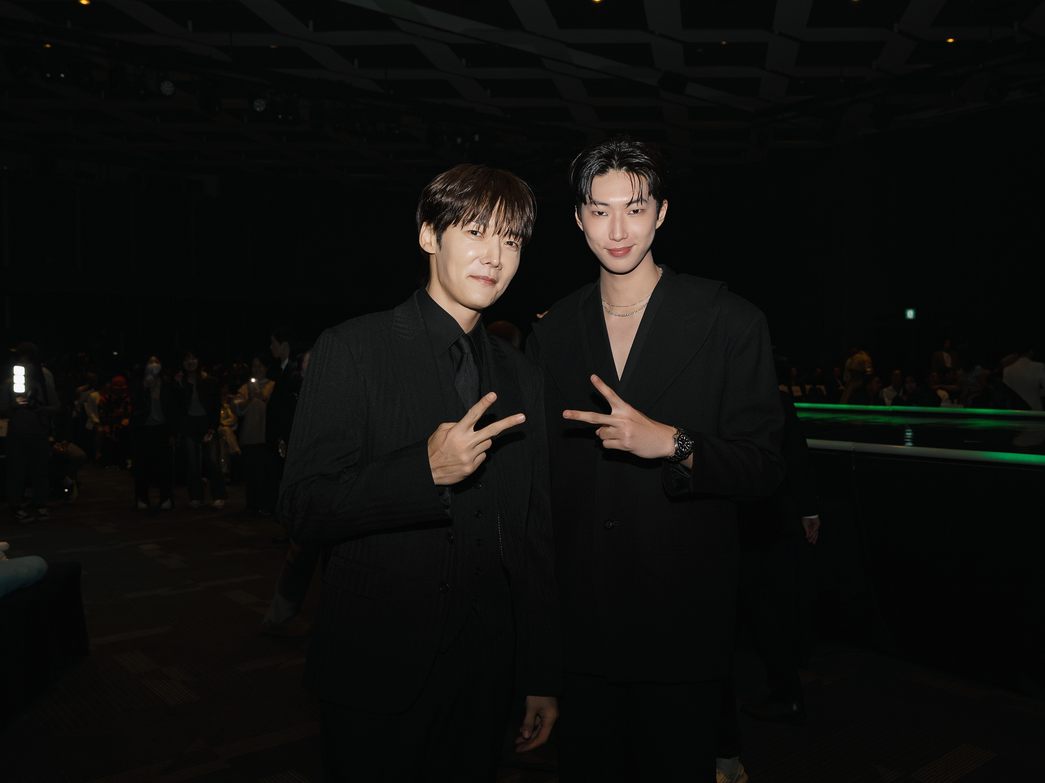 金雲（右）在現場看見韓星崔振赫，趕快上前問好。（伊林娛樂提供）