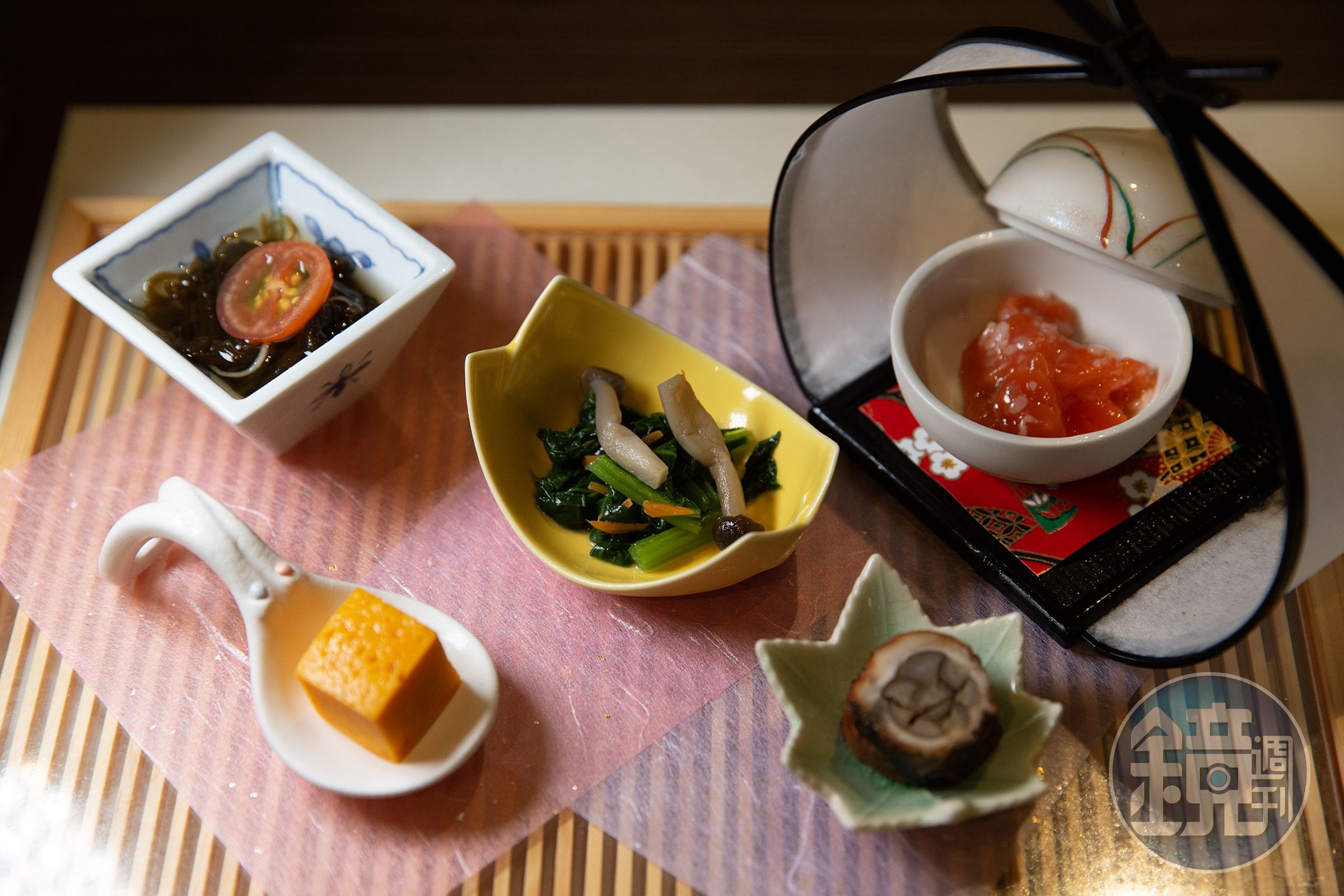 開胃菜能品嘗到鰻魚捲、紅蘿蔔長崎蛋糕、輕漬小松菜、醋漬番茄水雲藻等菜餚。