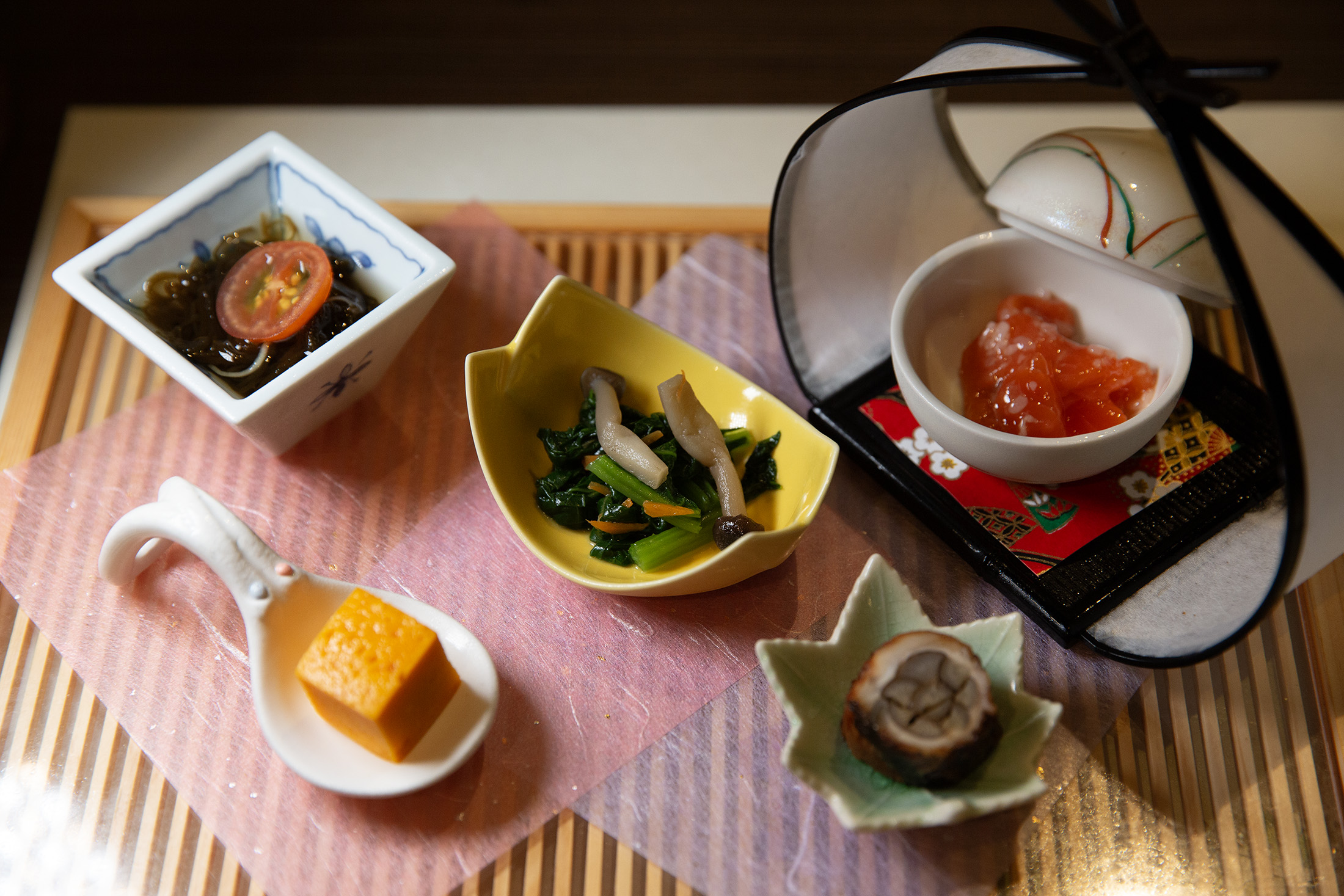 開胃菜能品嘗到鰻魚捲、紅蘿蔔長崎蛋糕、輕漬小松菜、醋漬番茄水雲藻等菜餚。
