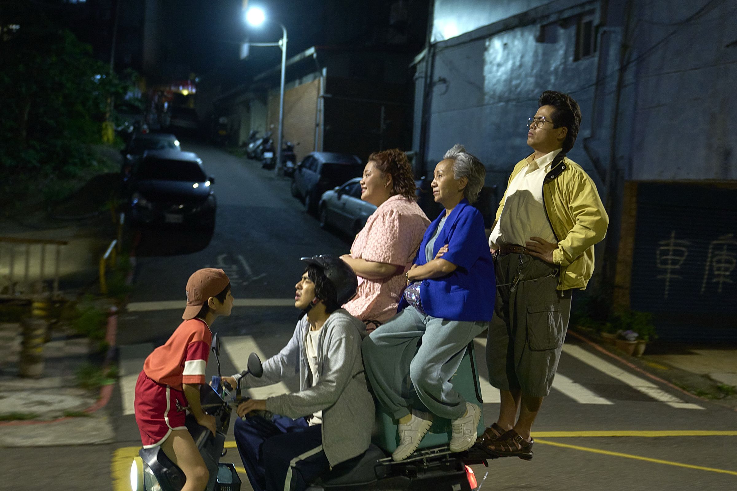 曾敬驊在《我的麻吉4個鬼》中被陸弈靜等4隻鬼纏身。（Netflix提供）