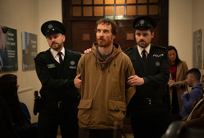 麥可法斯賓達（中）在《嘻蓋骨男孩》跨刀參演民族自由鬥士。（聯影提供） 