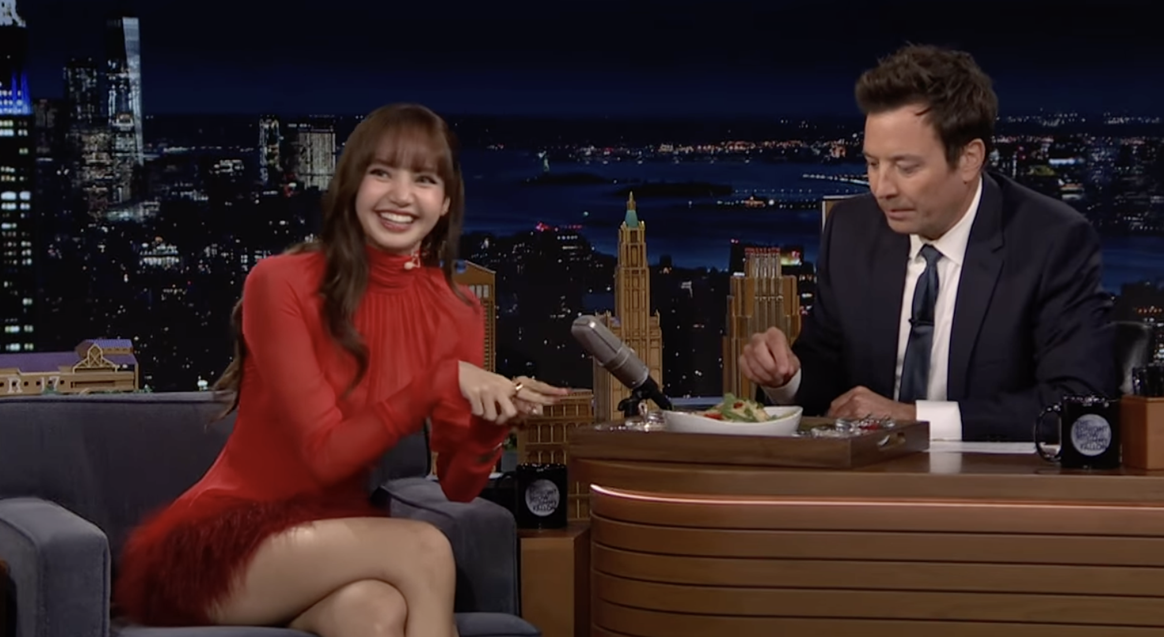 LISA登上《吉米A咖秀》,向主持人Jimmy Fallon介紹泰式青木瓜沙拉,還分享燒酒、泰國啤酒與雪碧混搭的特調飲品,最後教他以泰語「หมดแก้ว」乾杯。(YT)