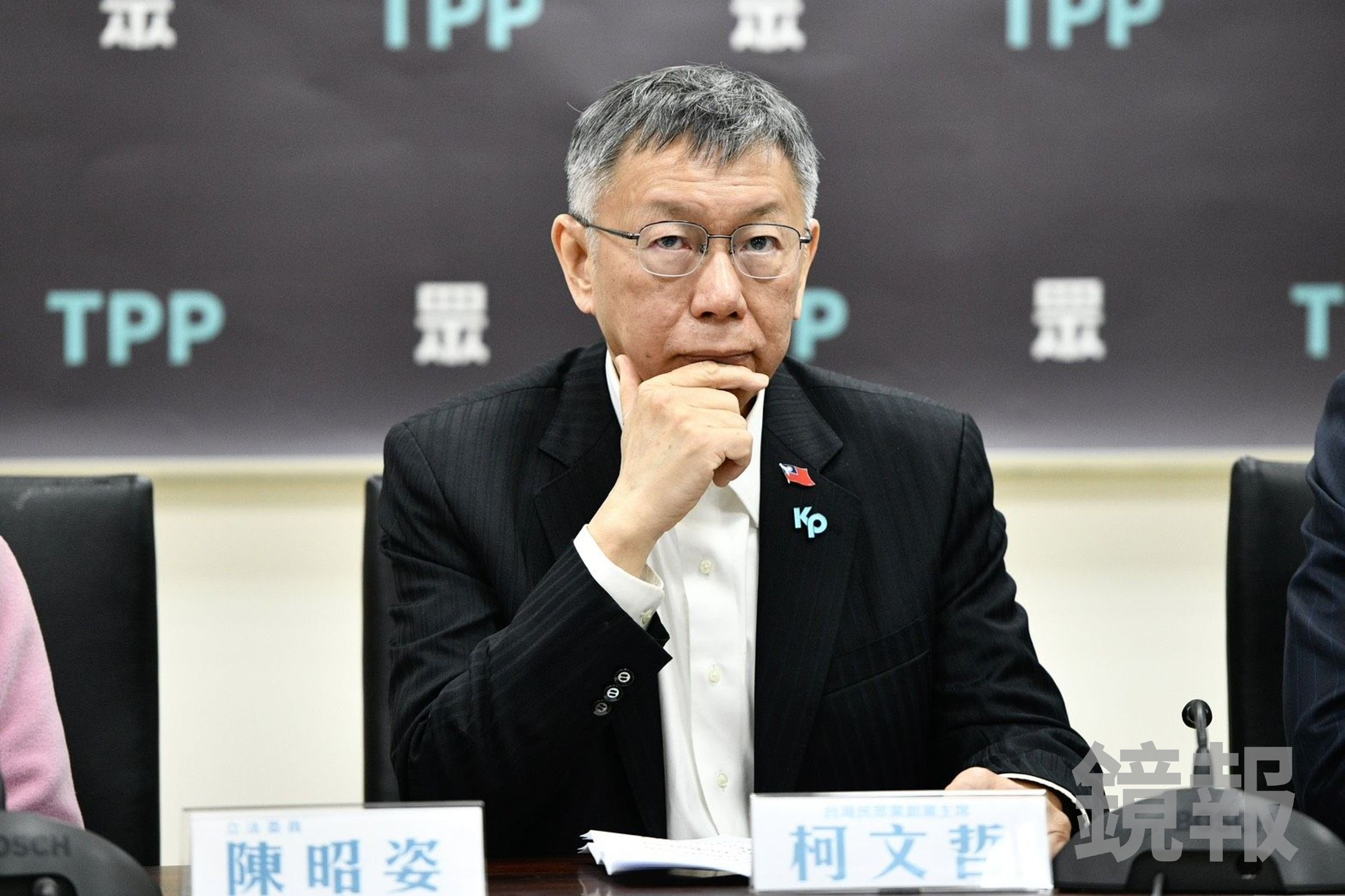 法官直指以商業交易行為的外衣掏空民眾黨及競辦政治獻金，其中244萬元匯入兒子證券證戶，已有95萬元用以買股，還將眾望基金會的錢827萬餘元，用以支付貼身帳房許芷瑜等人薪水。（鏡報李智為）