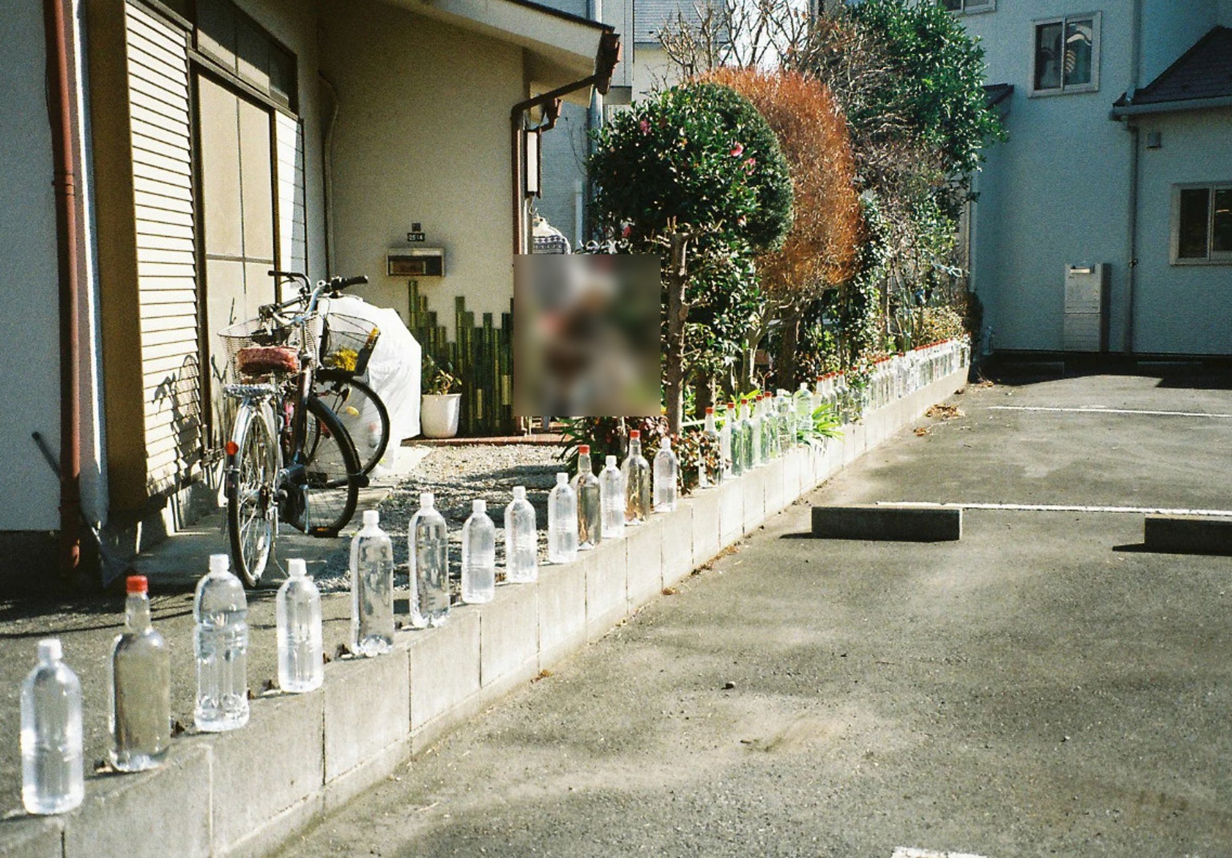 網友指出日本住家外放置一排裝水的寶特瓶,是用來防止野貓闖入。(翻攝小紅書)