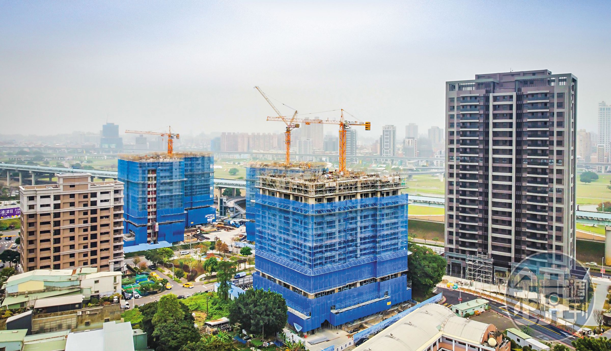 多頭時期開工的大型重劃區建案如今陸續完工,交屋潮適逢買氣急凍,解約、違約糾紛頻傳。